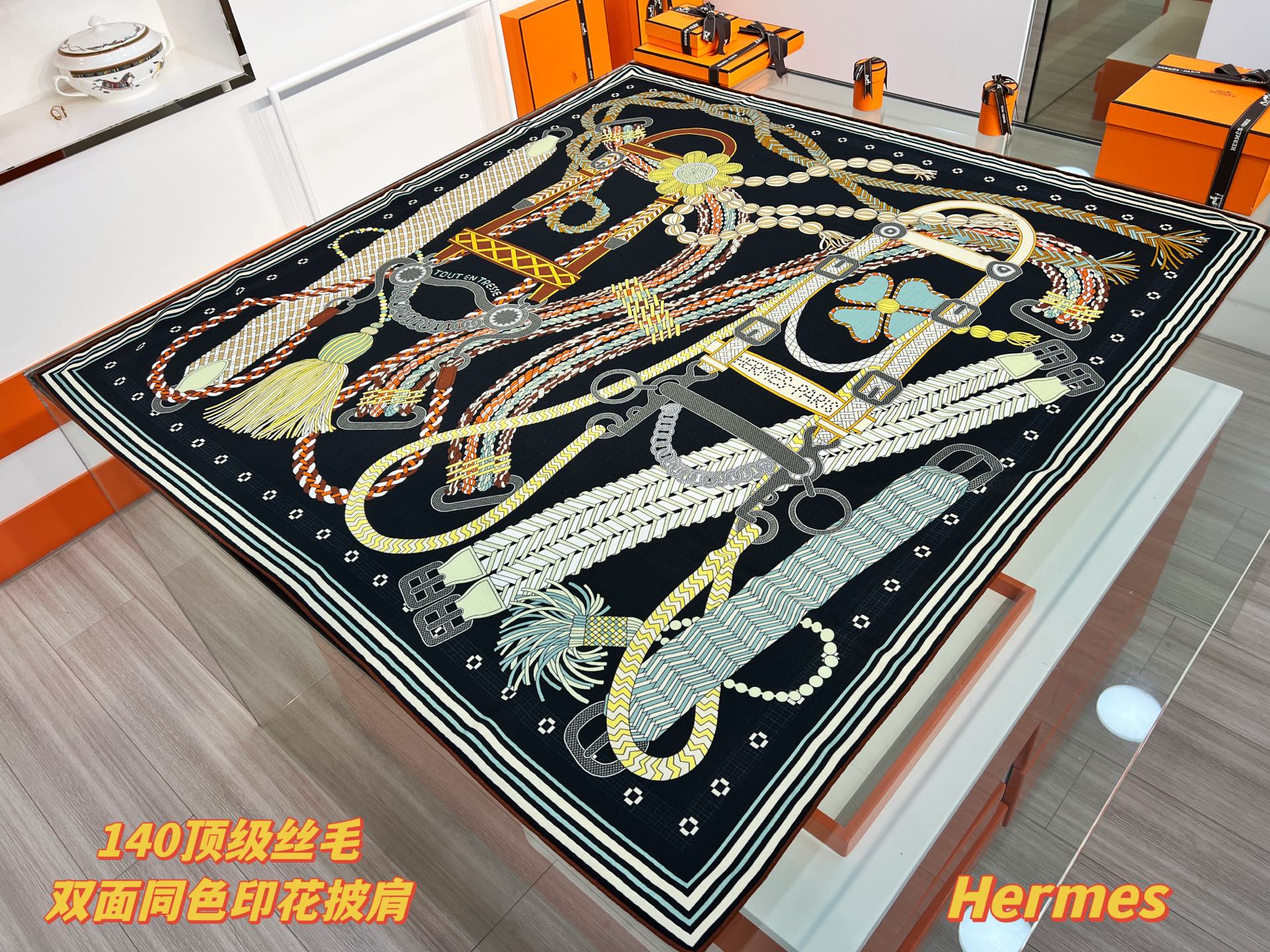 💟2025年秋冬新款 编织鞍带”140方巾～Hermes 

手工卷边丝绒方巾（30%桑蚕丝70%羊绒）