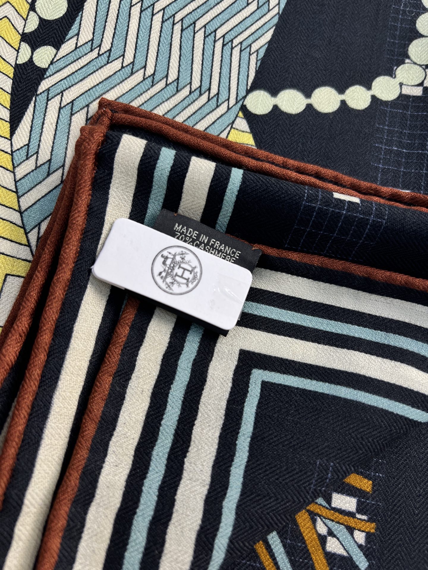 💟2025年秋冬新款 编织鞍带”140方巾～Hermes 

手工卷边丝绒方巾（30%桑蚕丝70%羊绒）