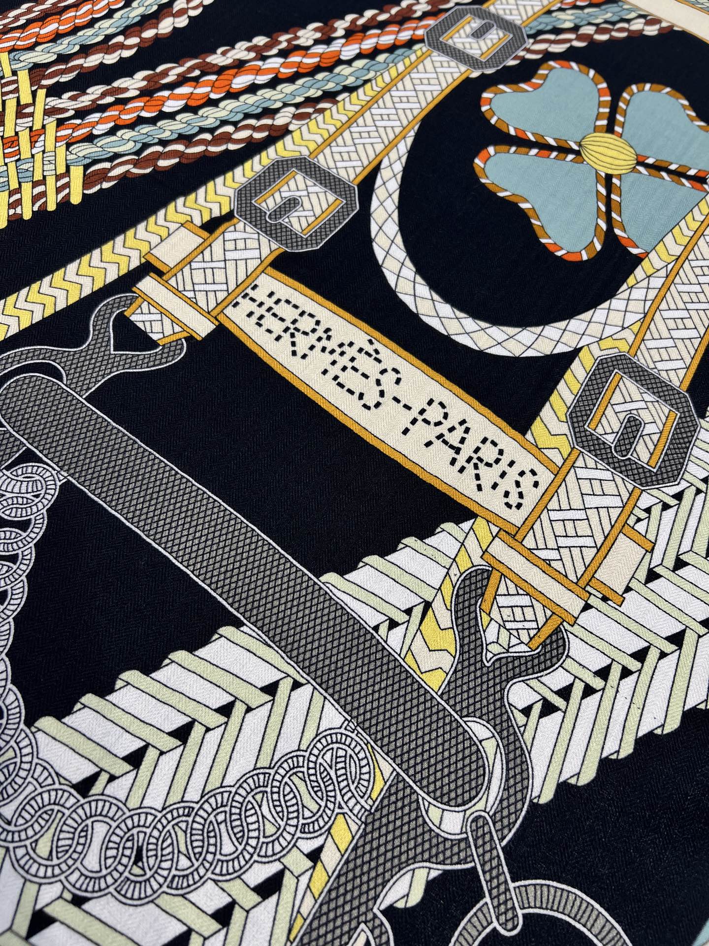 💟2025年秋冬新款 编织鞍带”140方巾～Hermes 

手工卷边丝绒方巾（30%桑蚕丝70%羊绒）