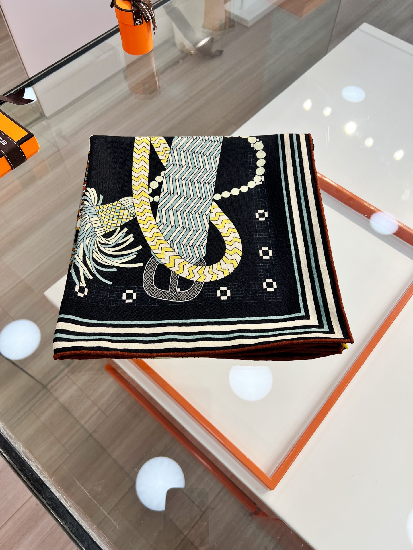 💟2025年秋冬新款 编织鞍带”140方巾～Hermes 

手工卷边丝绒方巾（30%桑蚕丝70%羊绒）