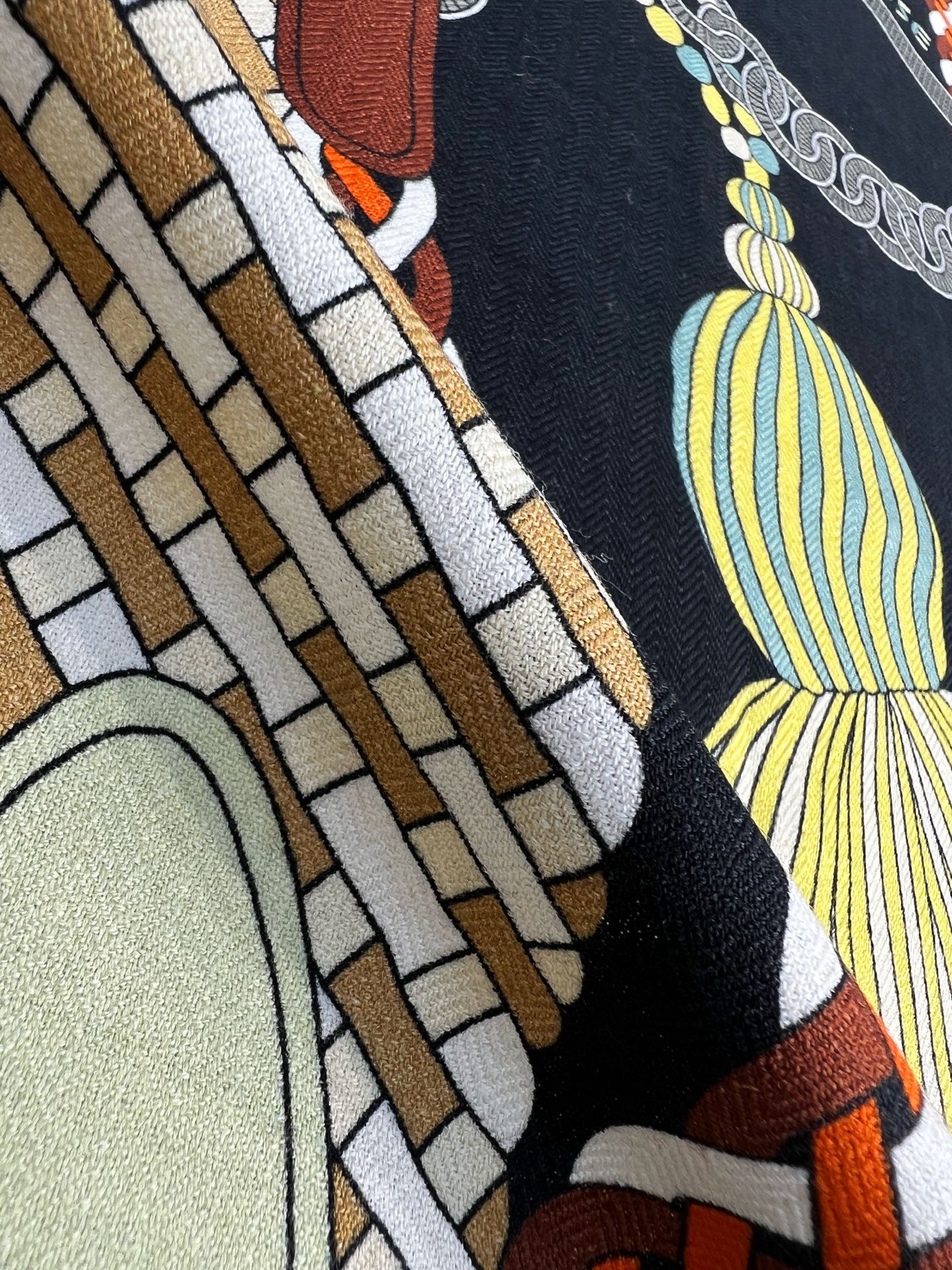 💟2025年秋冬新款 编织鞍带”140方巾～Hermes 

手工卷边丝绒方巾（30%桑蚕丝70%羊绒）