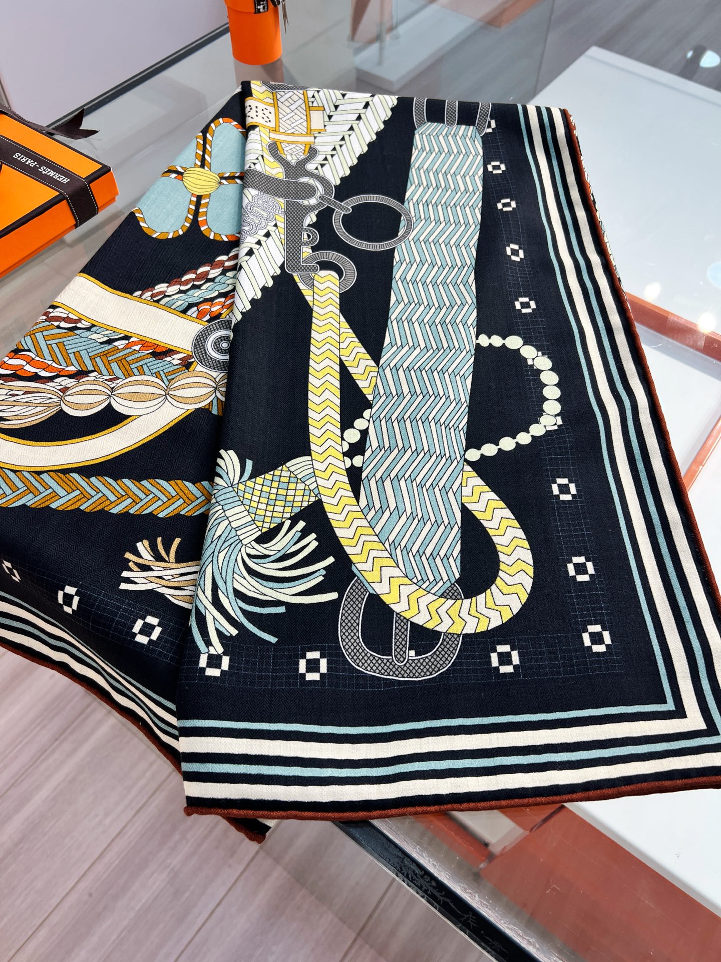 💟2025年秋冬新款 编织鞍带”140方巾～Hermes 

手工卷边丝绒方巾（30%桑蚕丝70%羊绒）