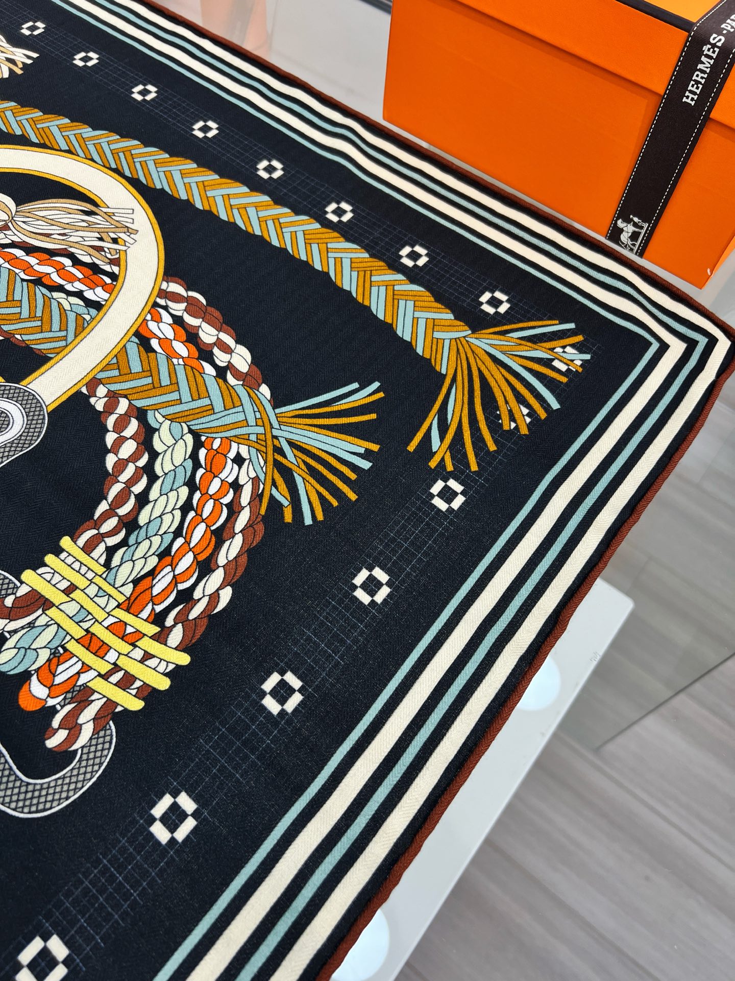 💟2025年秋冬新款 编织鞍带”140方巾～Hermes 

手工卷边丝绒方巾（30%桑蚕丝70%羊绒）