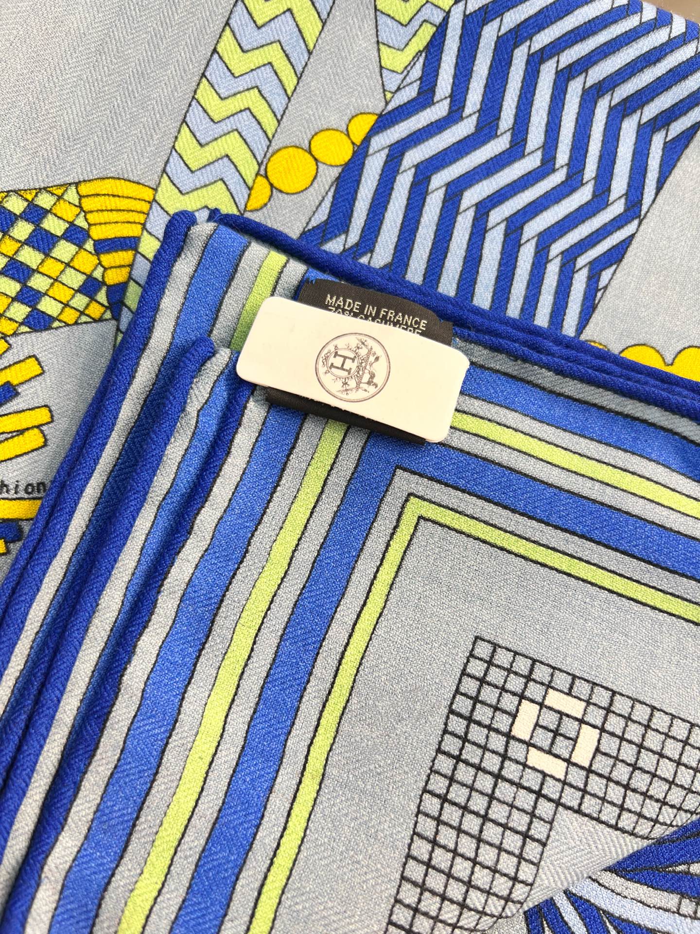 💟2025年秋冬新款 编织鞍带”140方巾～Hermes 

手工卷边丝绒方巾（30%桑蚕丝70%羊绒）