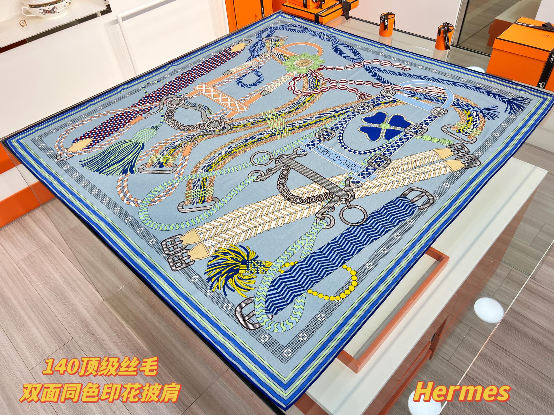 💟2025年秋冬新款 编织鞍带”140方巾～Hermes 

手工卷边丝绒方巾（30%桑蚕丝70%羊绒）