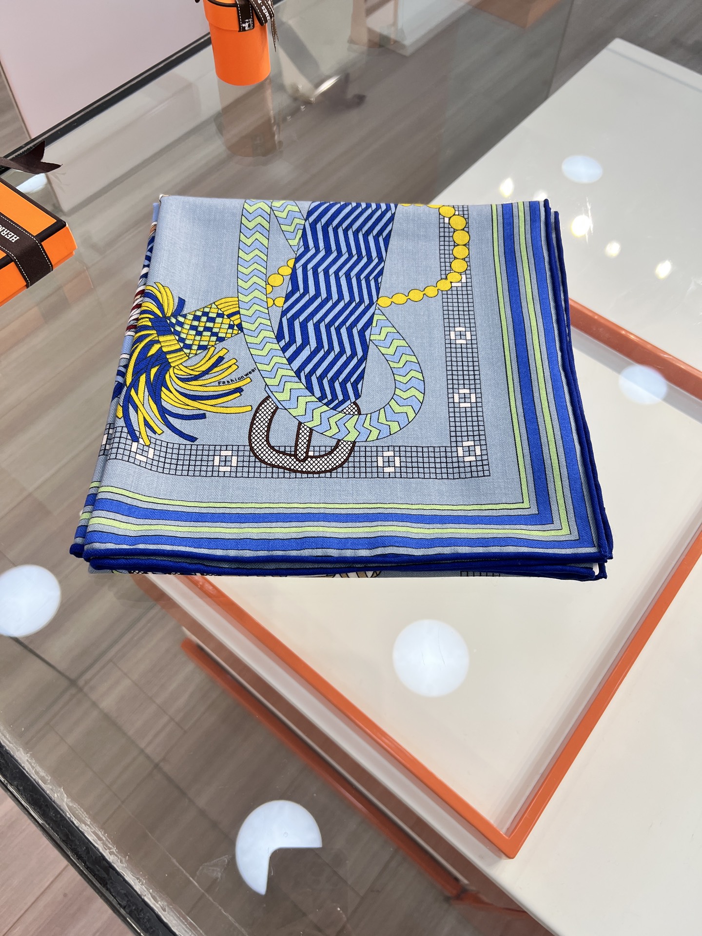 💟2025年秋冬新款 编织鞍带”140方巾～Hermes 

手工卷边丝绒方巾（30%桑蚕丝70%羊绒）