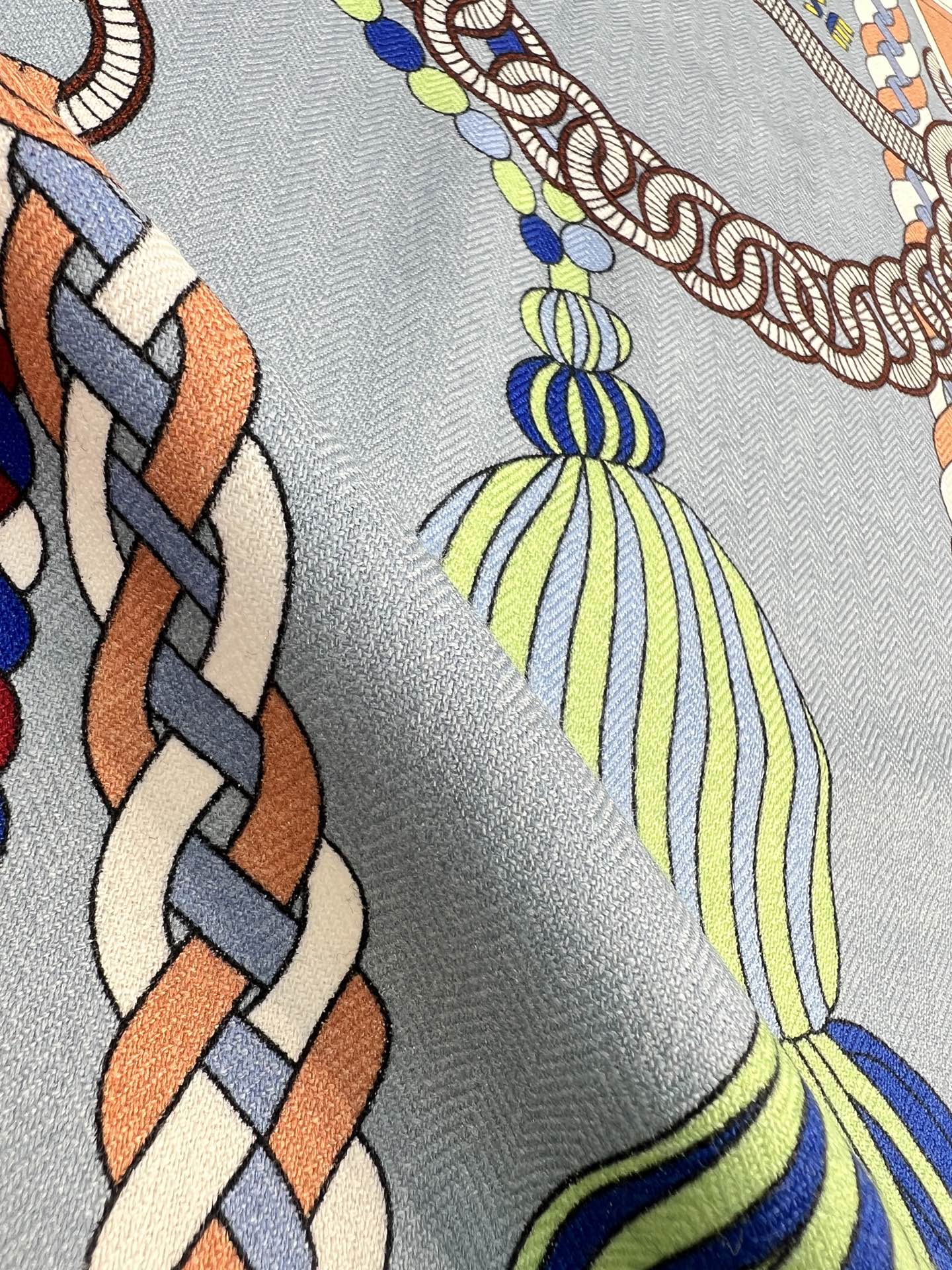 💟2025年秋冬新款 编织鞍带”140方巾～Hermes 

手工卷边丝绒方巾（30%桑蚕丝70%羊绒）