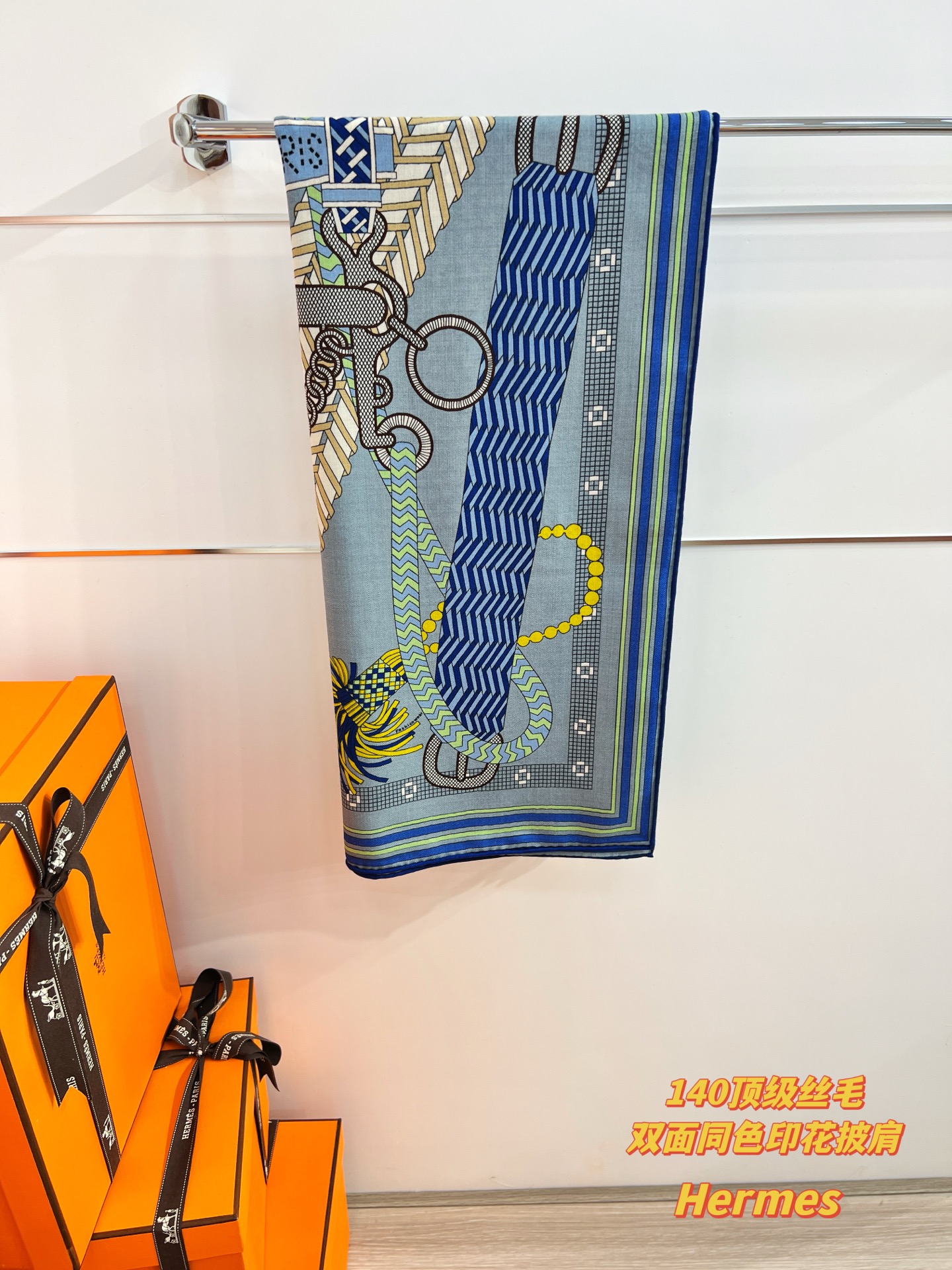 💟2025年秋冬新款 编织鞍带”140方巾～Hermes 

手工卷边丝绒方巾（30%桑蚕丝70%羊绒）