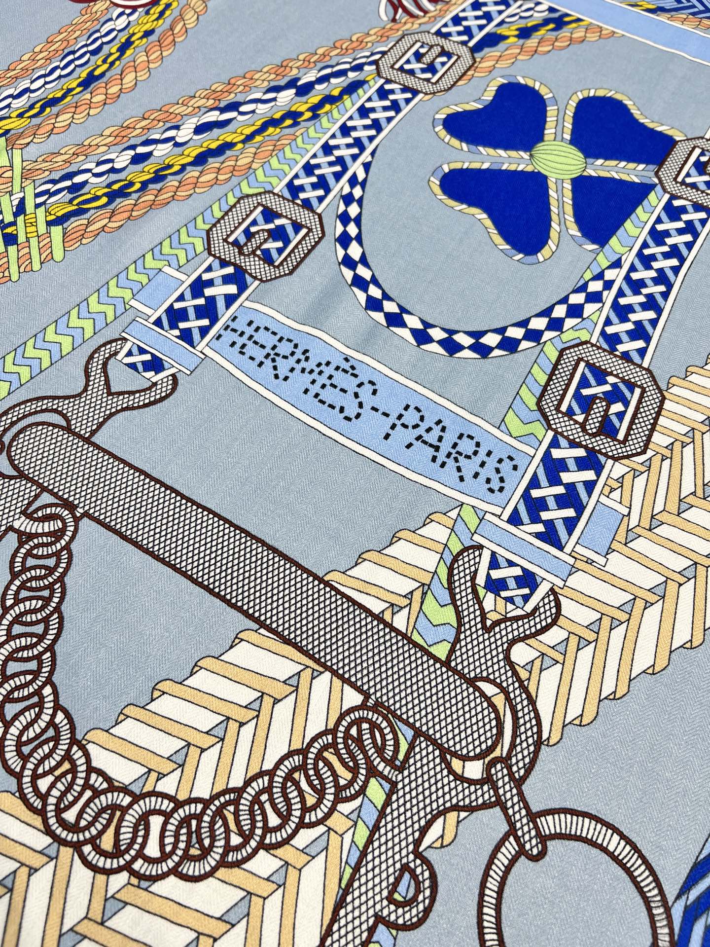 💟2025年秋冬新款 编织鞍带”140方巾～Hermes 

手工卷边丝绒方巾（30%桑蚕丝70%羊绒）