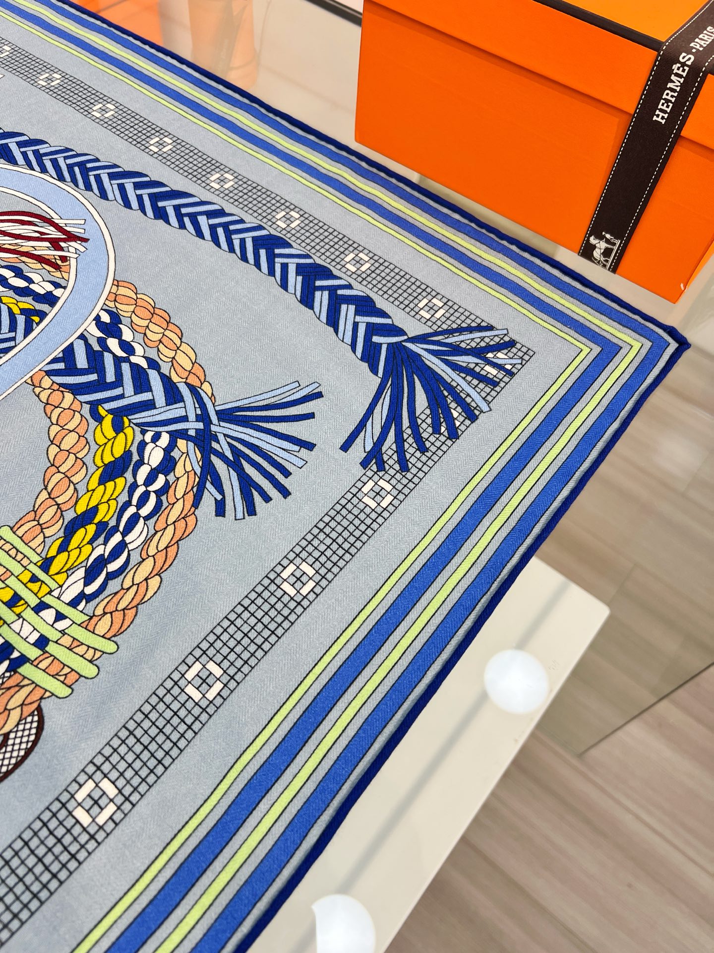 💟2025年秋冬新款 编织鞍带”140方巾～Hermes 

手工卷边丝绒方巾（30%桑蚕丝70%羊绒）