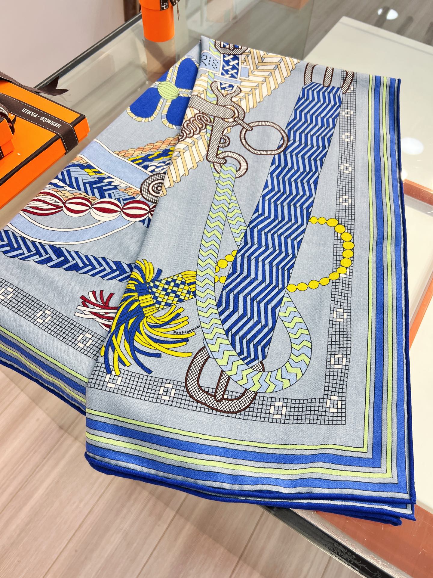💟2025年秋冬新款 编织鞍带”140方巾～Hermes 

手工卷边丝绒方巾（30%桑蚕丝70%羊绒）