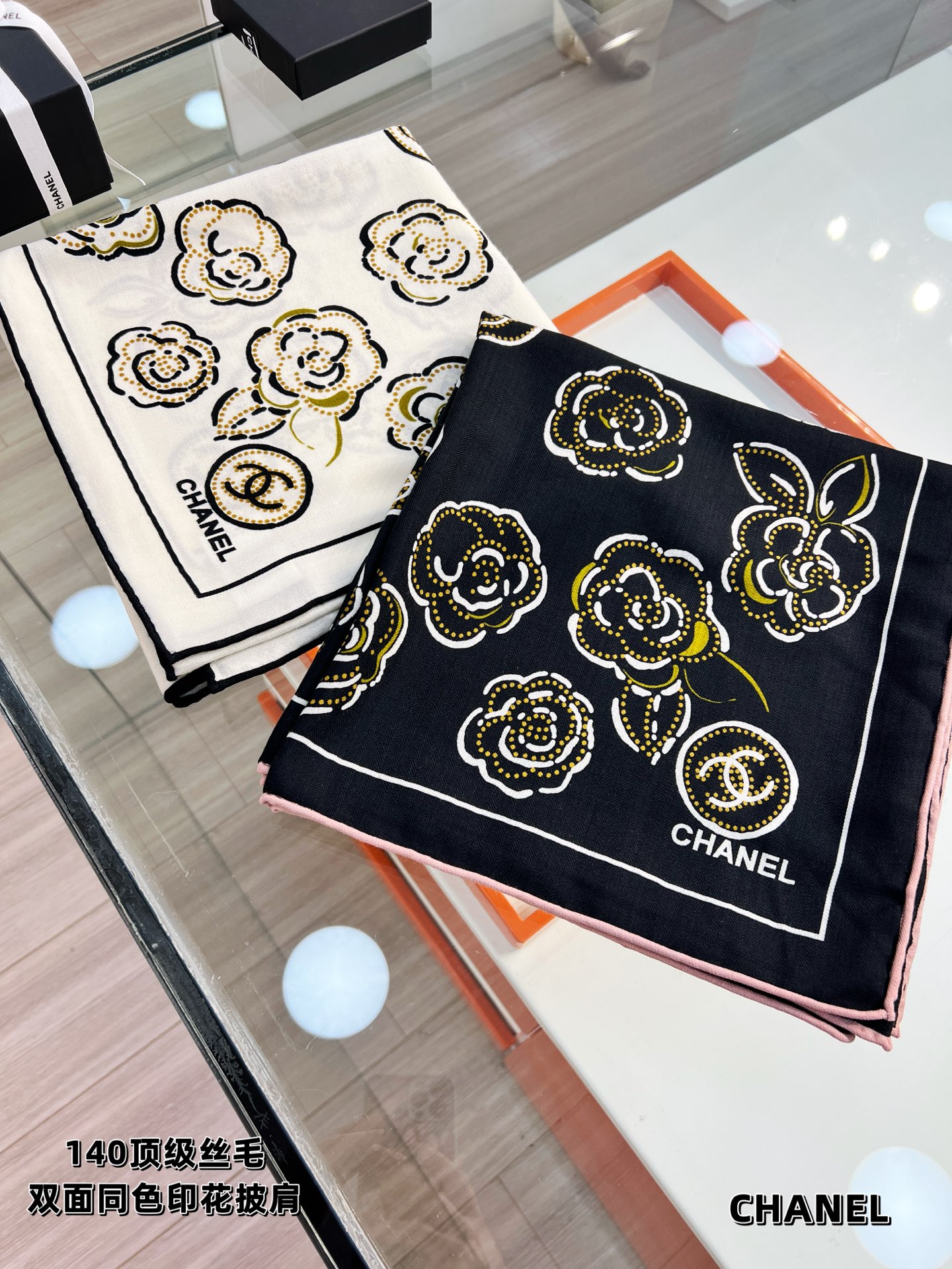 💟Chanel ~25秋冬新品～【朵朵山茶花】
【140双面丝绒披肩】

手工卷边丝绒方巾（30%桑蚕丝