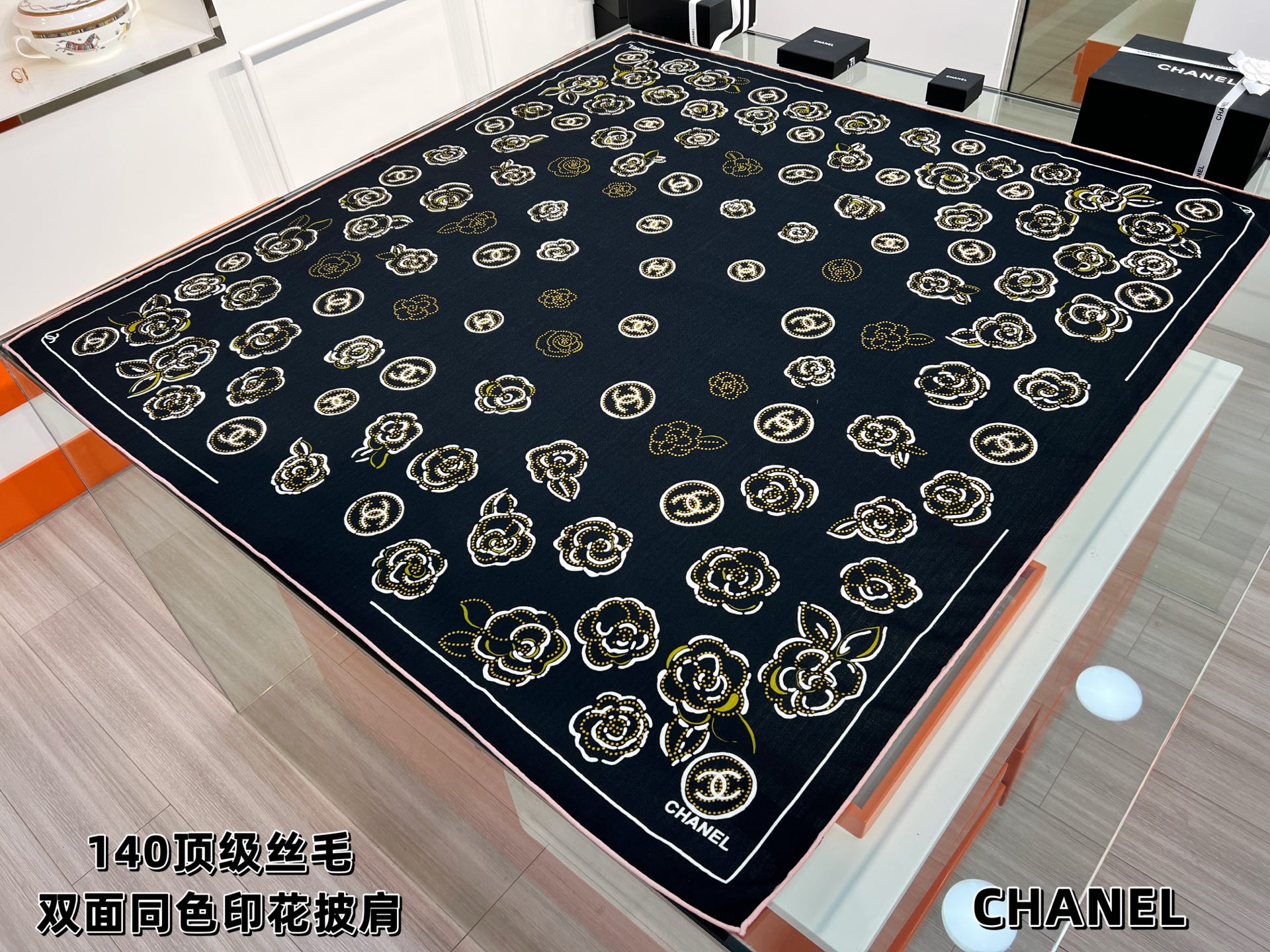 💟Chanel ~25秋冬新品～【朵朵山茶花】
【140双面丝绒披肩】

手工卷边丝绒方巾（30%桑蚕丝