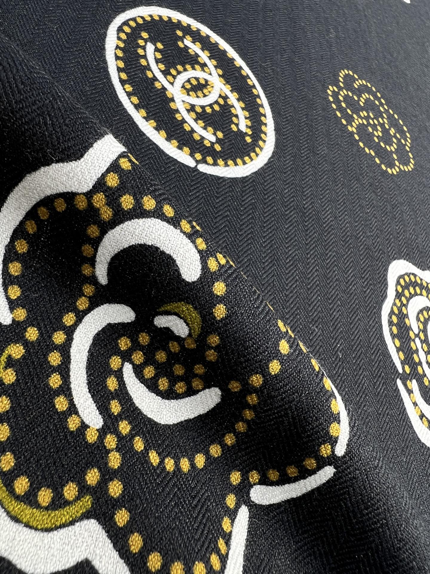 💟Chanel ~25秋冬新品～【朵朵山茶花】
【140双面丝绒披肩】

手工卷边丝绒方巾（30%桑蚕丝