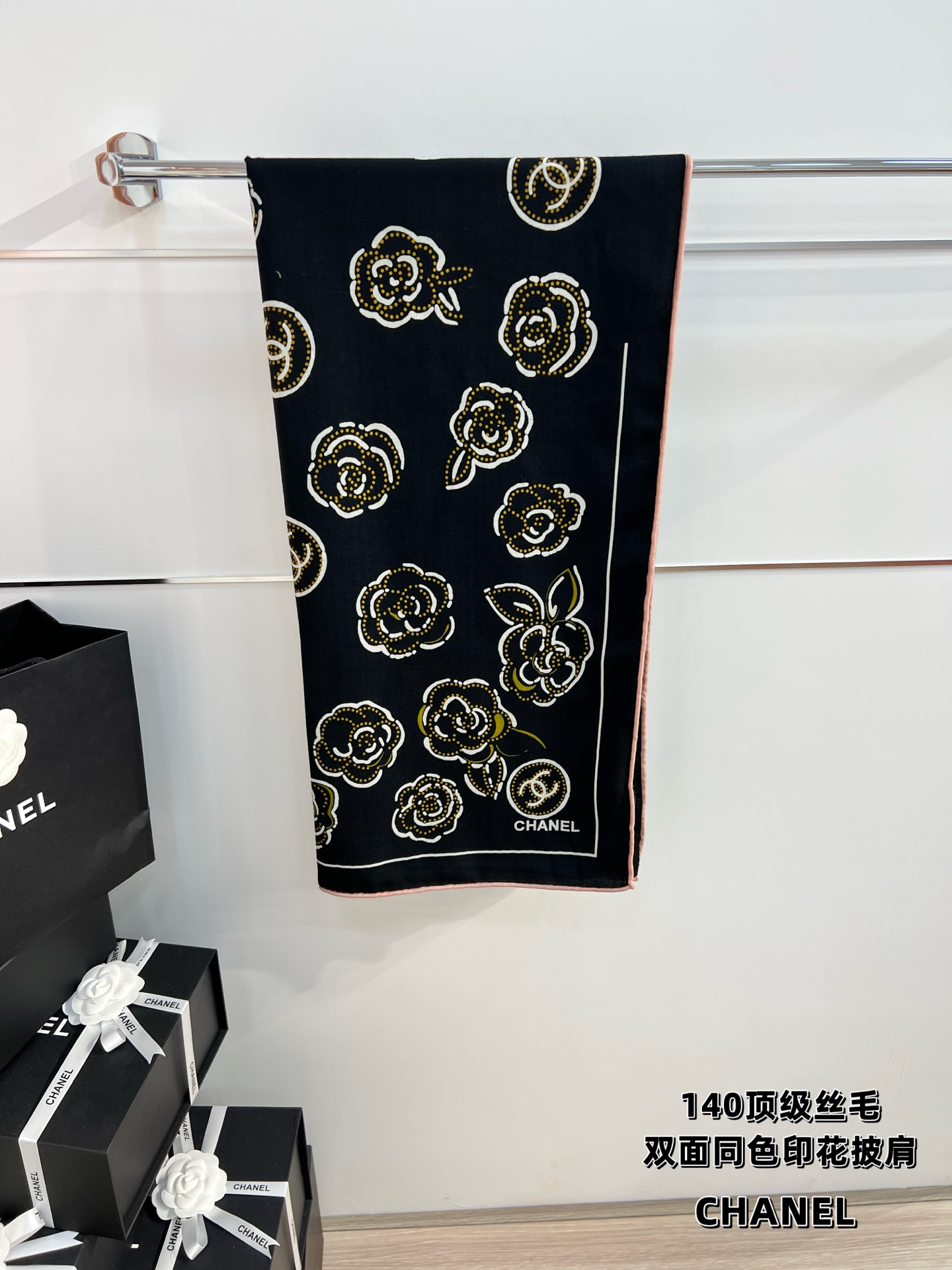 💟Chanel ~25秋冬新品～【朵朵山茶花】
【140双面丝绒披肩】

手工卷边丝绒方巾（30%桑蚕丝
