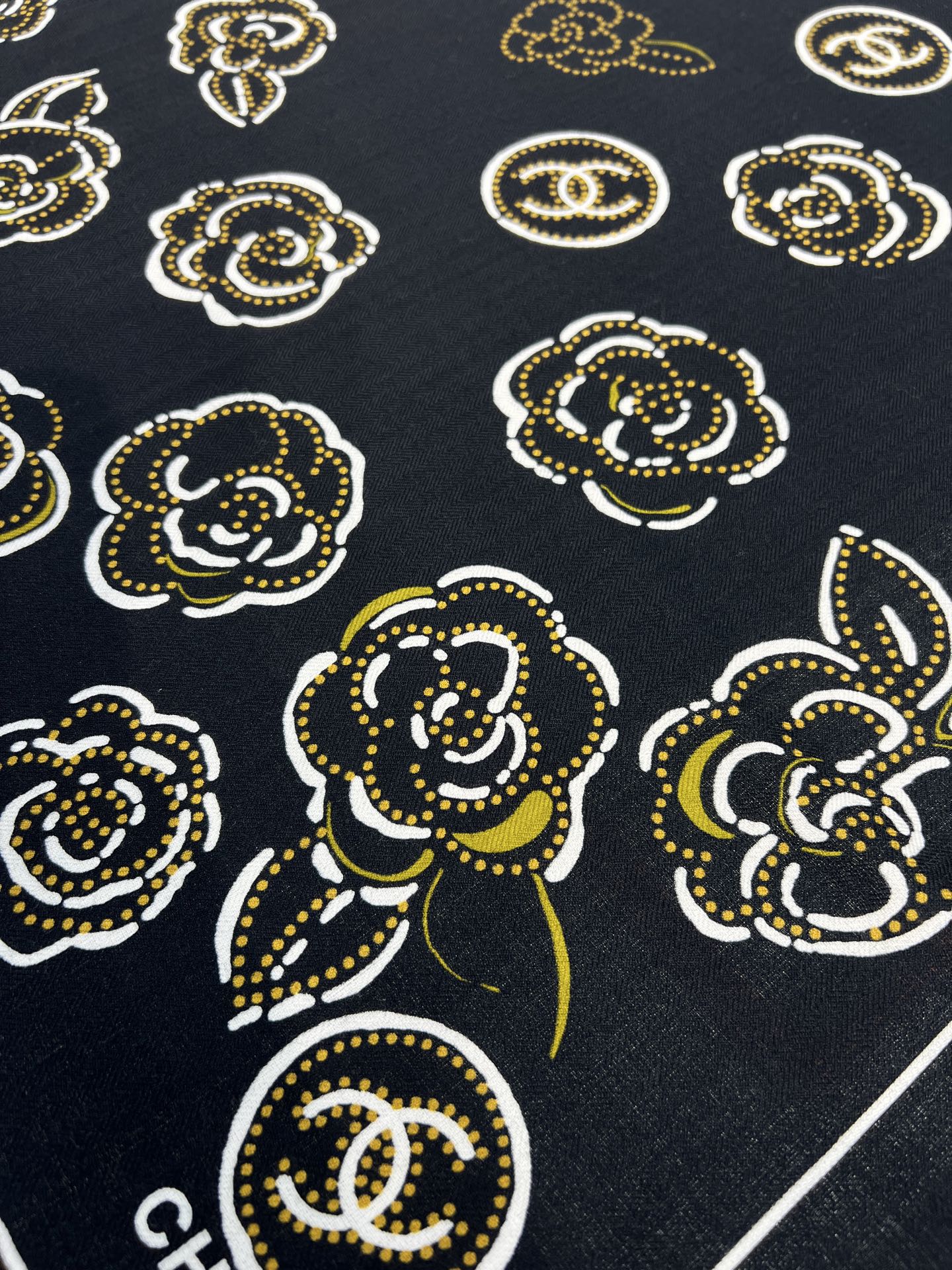 💟Chanel ~25秋冬新品～【朵朵山茶花】
【140双面丝绒披肩】

手工卷边丝绒方巾（30%桑蚕丝