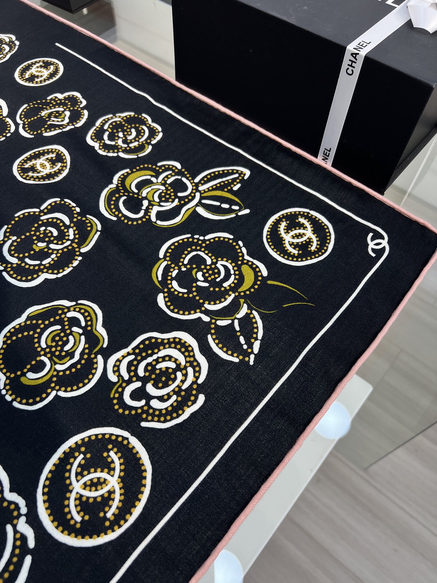 💟Chanel ~25秋冬新品～【朵朵山茶花】
【140双面丝绒披肩】

手工卷边丝绒方巾（30%桑蚕丝