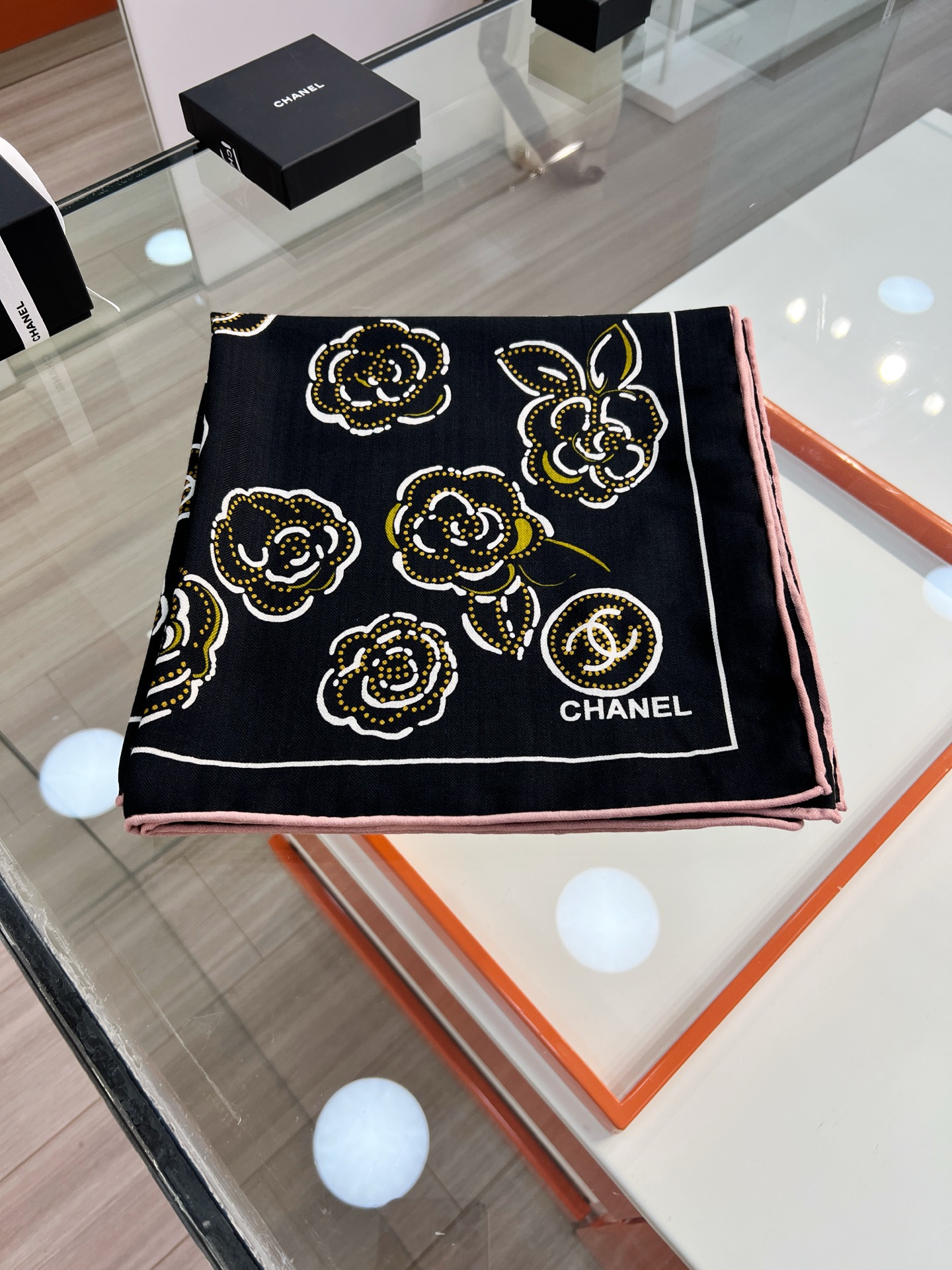💟Chanel ~25秋冬新品～【朵朵山茶花】
【140双面丝绒披肩】

手工卷边丝绒方巾（30%桑蚕丝