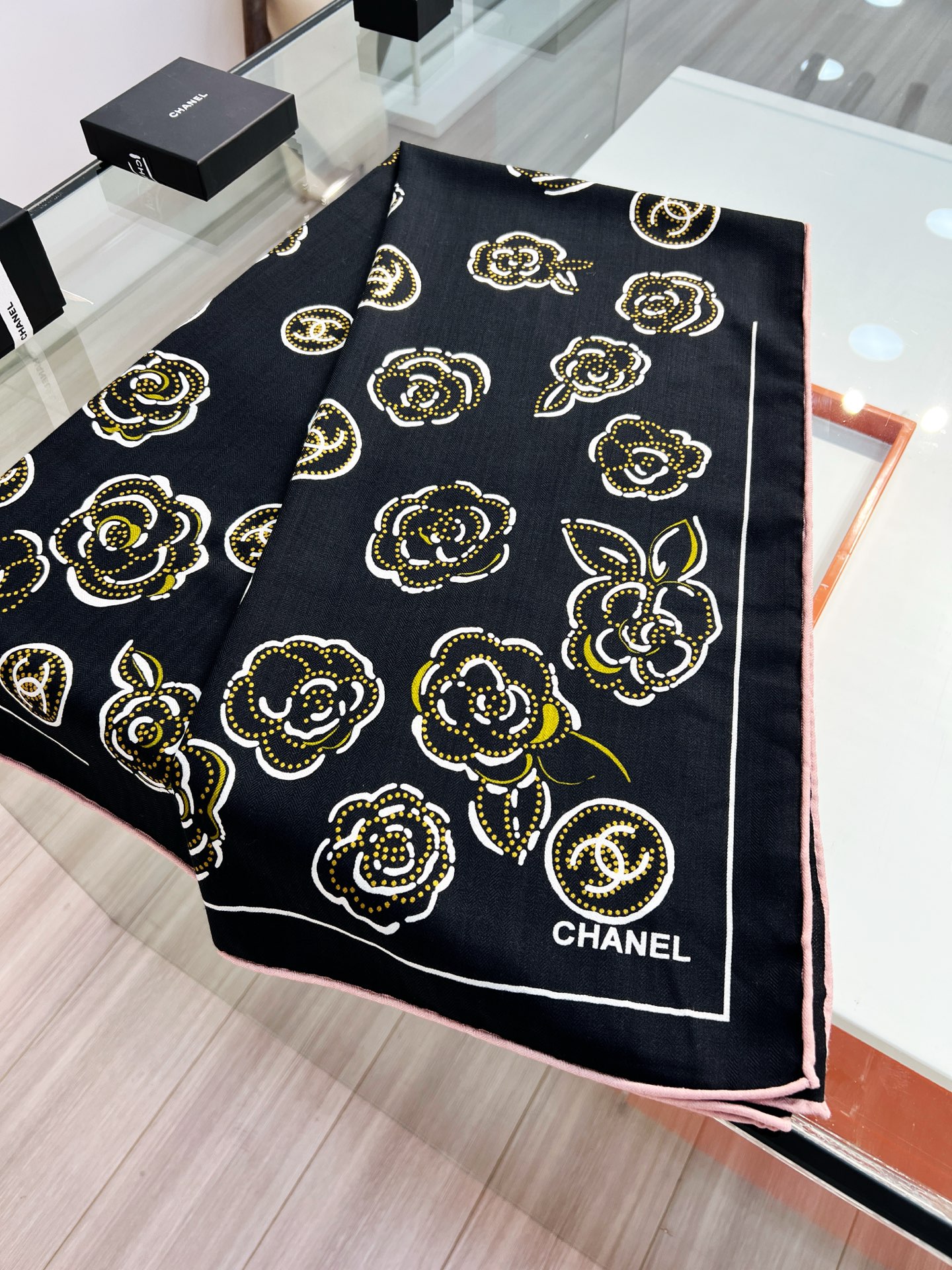 💟Chanel ~25秋冬新品～【朵朵山茶花】
【140双面丝绒披肩】

手工卷边丝绒方巾（30%桑蚕丝