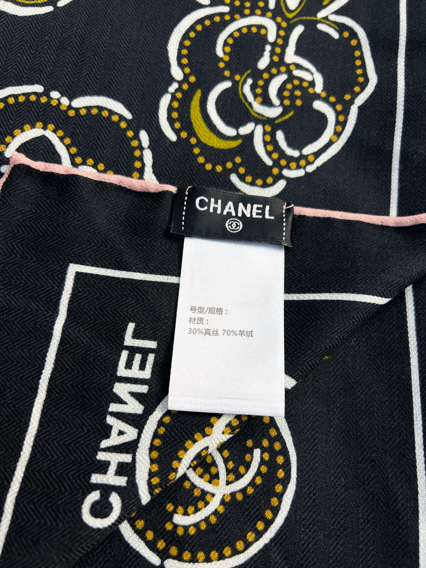 💟Chanel ~25秋冬新品～【朵朵山茶花】
【140双面丝绒披肩】

手工卷边丝绒方巾（30%桑蚕丝