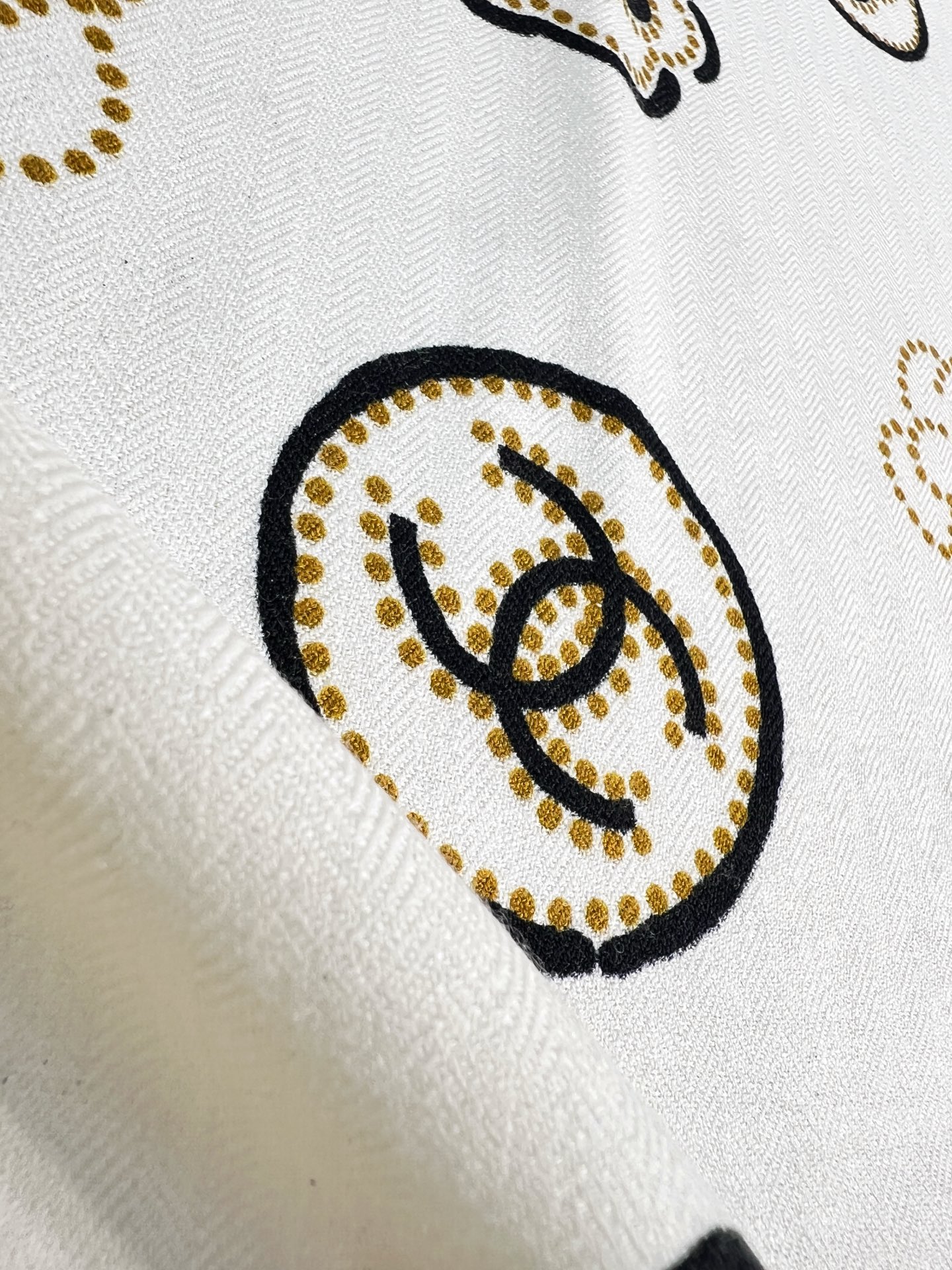 💟Chanel ~25秋冬新品～【朵朵山茶花】
【140双面丝绒披肩】

手工卷边丝绒方巾（30%桑蚕丝