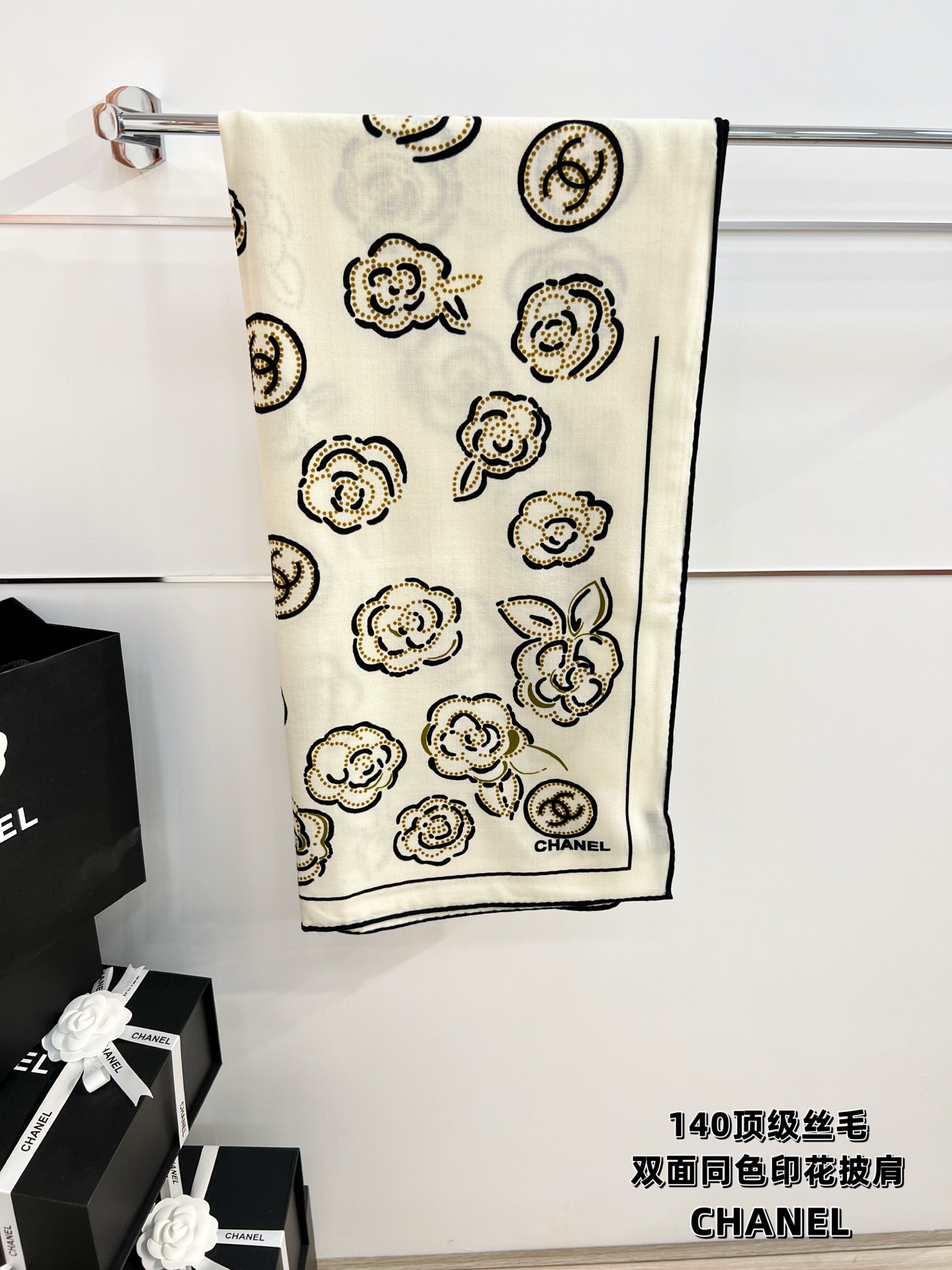 💟Chanel ~25秋冬新品～【朵朵山茶花】
【140双面丝绒披肩】

手工卷边丝绒方巾（30%桑蚕丝