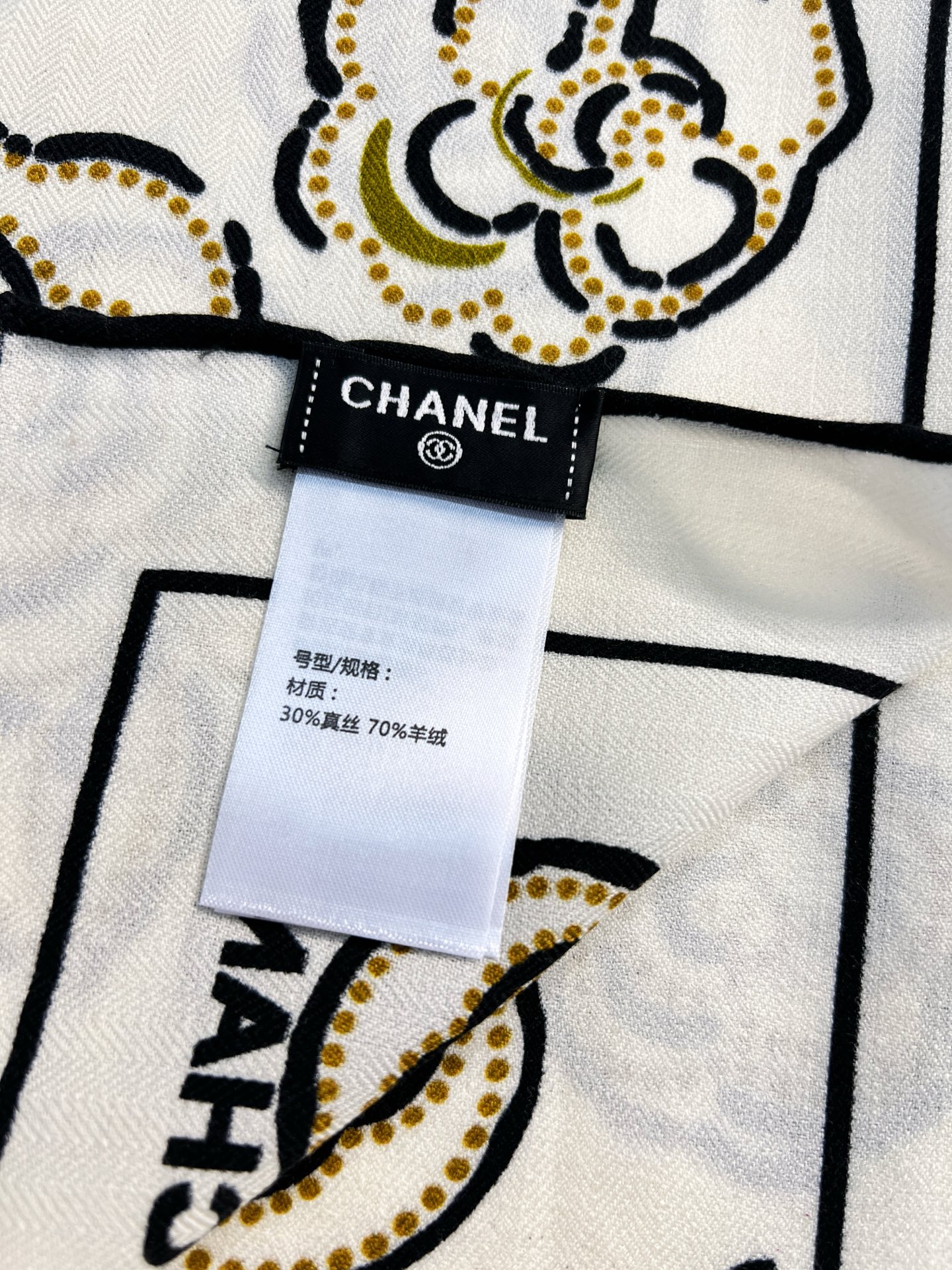 💟Chanel ~25秋冬新品～【朵朵山茶花】
【140双面丝绒披肩】

手工卷边丝绒方巾（30%桑蚕丝