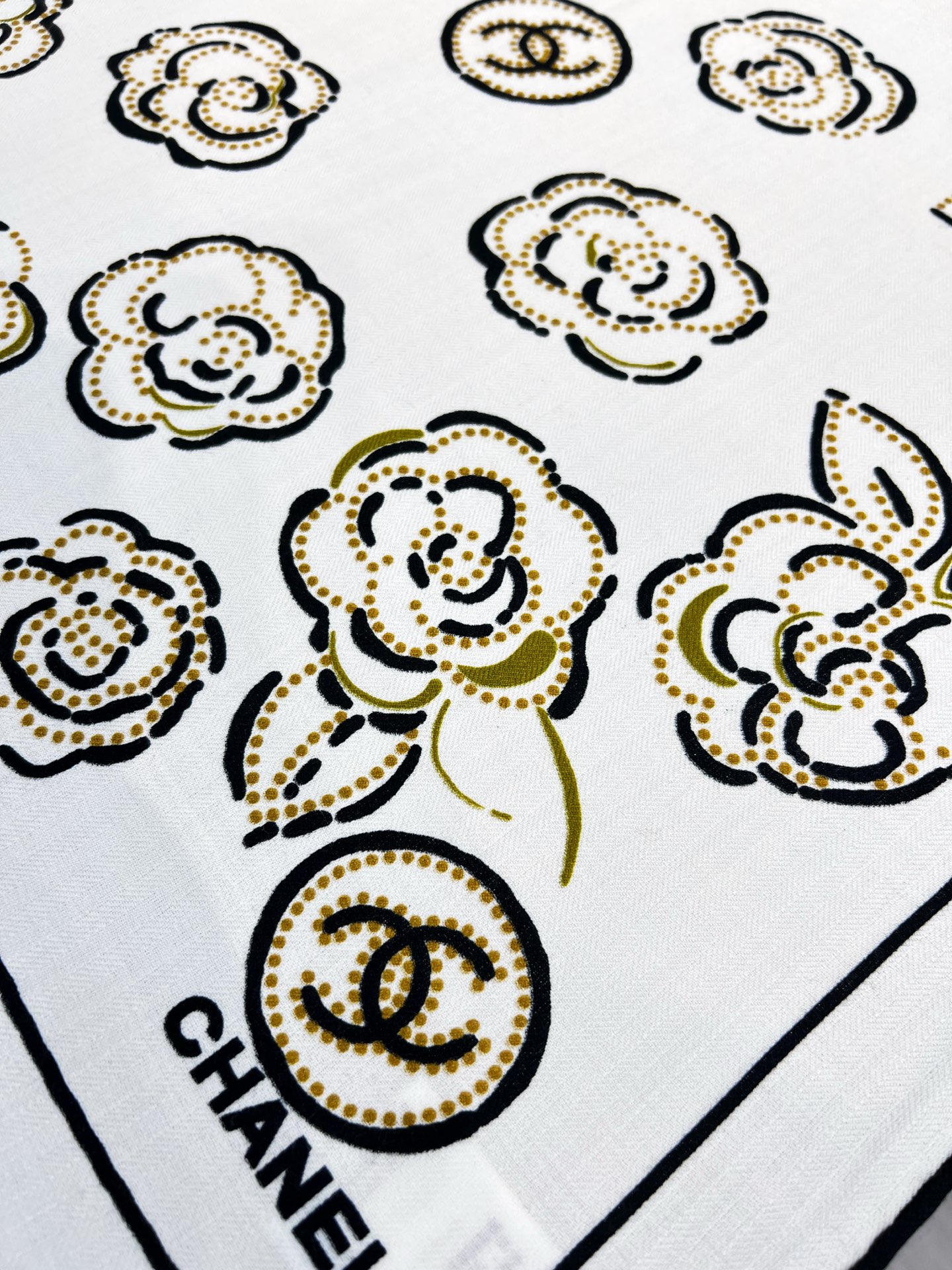 💟Chanel ~25秋冬新品～【朵朵山茶花】
【140双面丝绒披肩】

手工卷边丝绒方巾（30%桑蚕丝