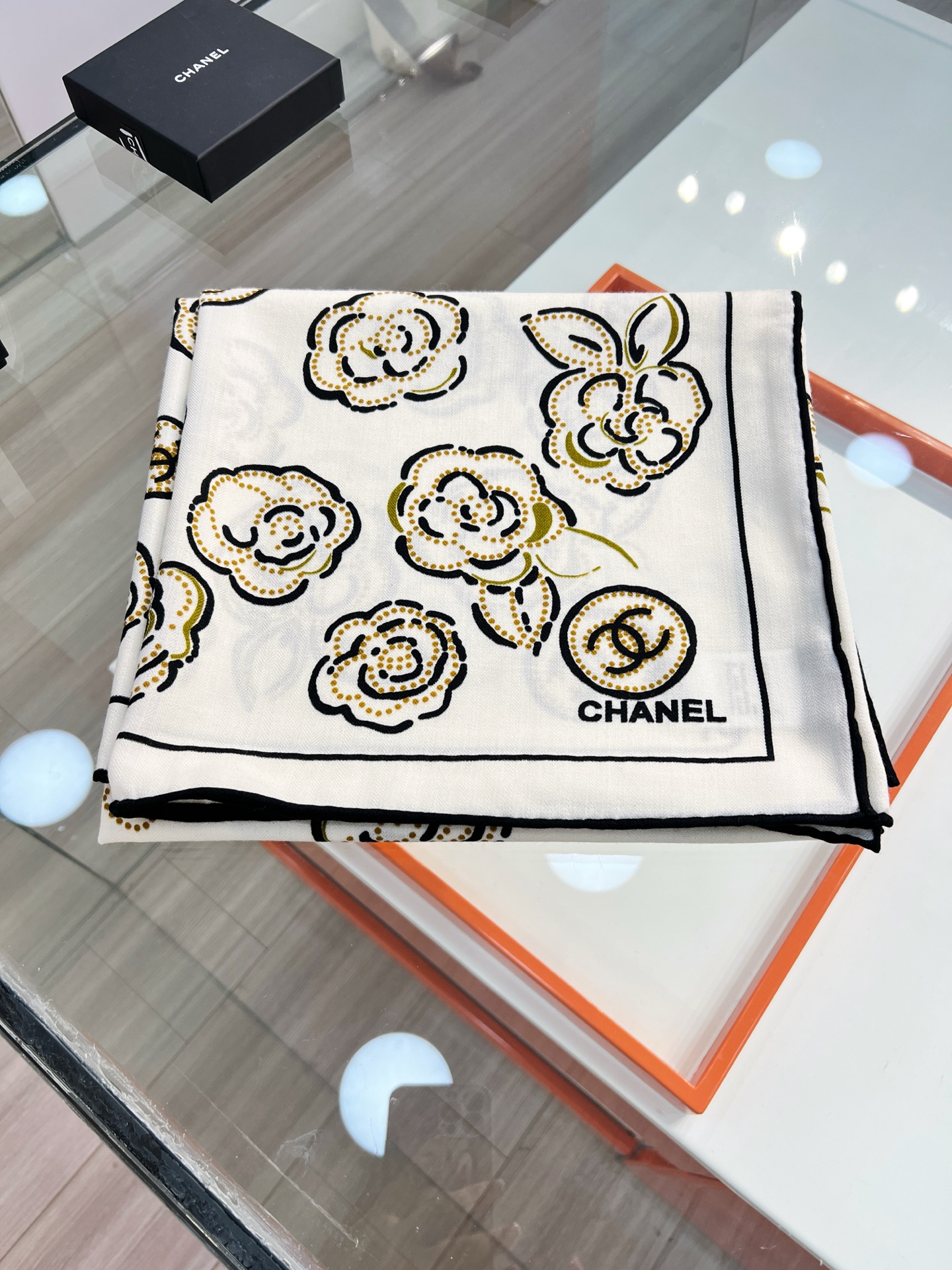 💟Chanel ~25秋冬新品～【朵朵山茶花】
【140双面丝绒披肩】

手工卷边丝绒方巾（30%桑蚕丝