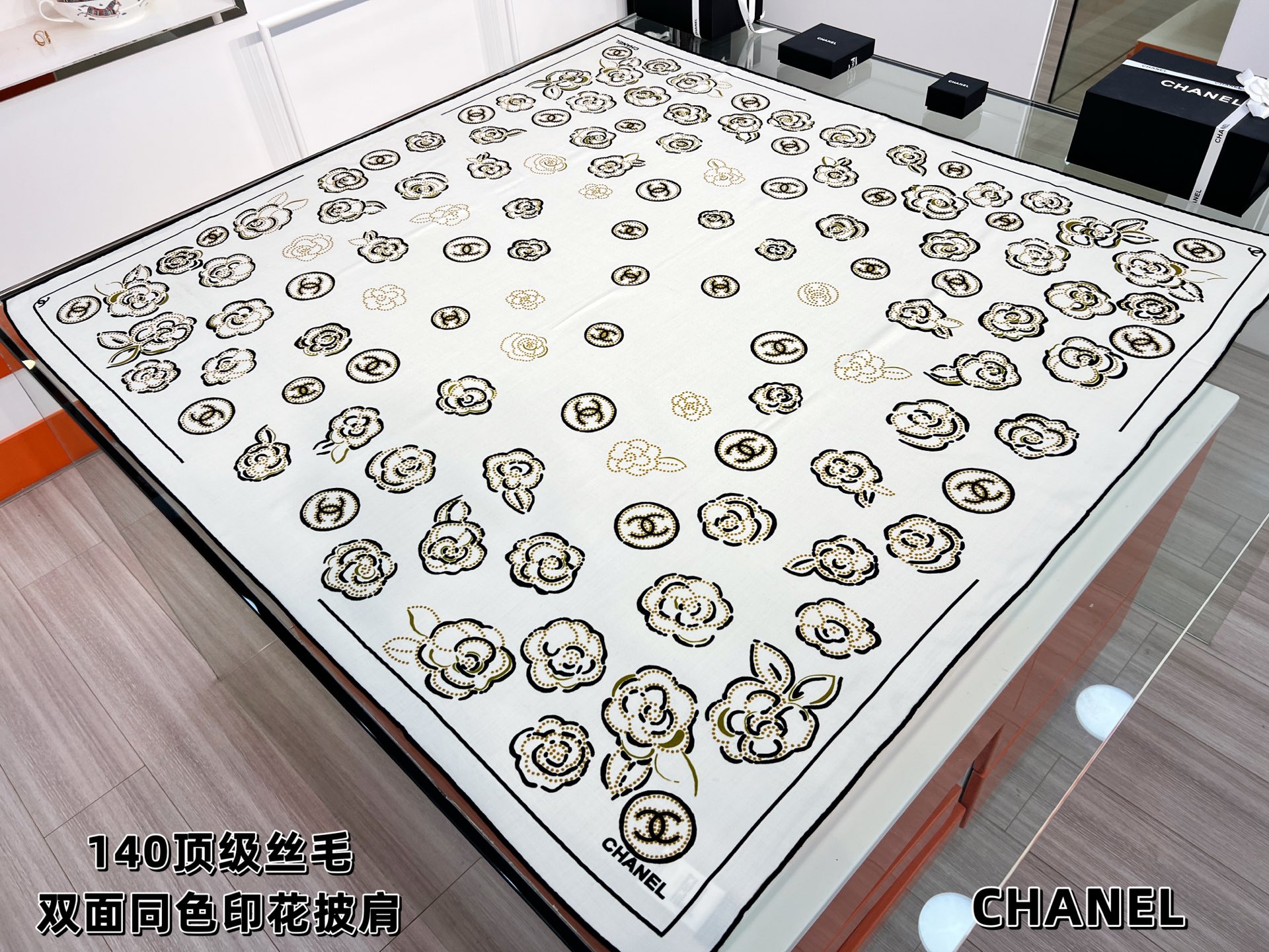 💟Chanel ~25秋冬新品～【朵朵山茶花】
【140双面丝绒披肩】

手工卷边丝绒方巾（30%桑蚕丝