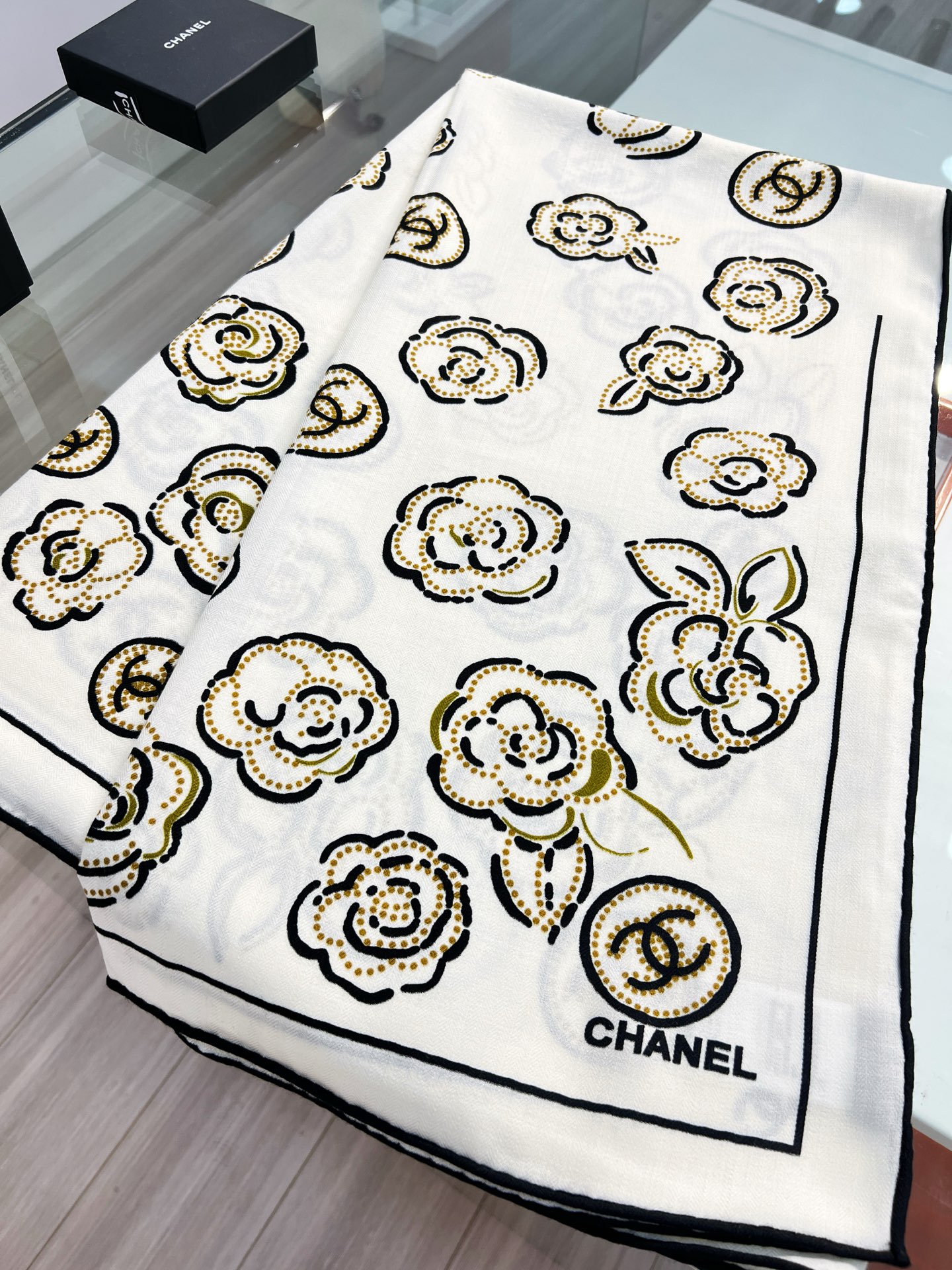 💟Chanel ~25秋冬新品～【朵朵山茶花】
【140双面丝绒披肩】

手工卷边丝绒方巾（30%桑蚕丝