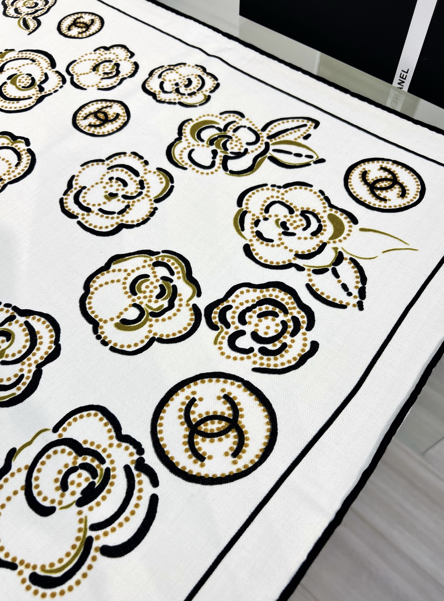 💟Chanel ~25秋冬新品～【朵朵山茶花】
【140双面丝绒披肩】

手工卷边丝绒方巾（30%桑蚕丝