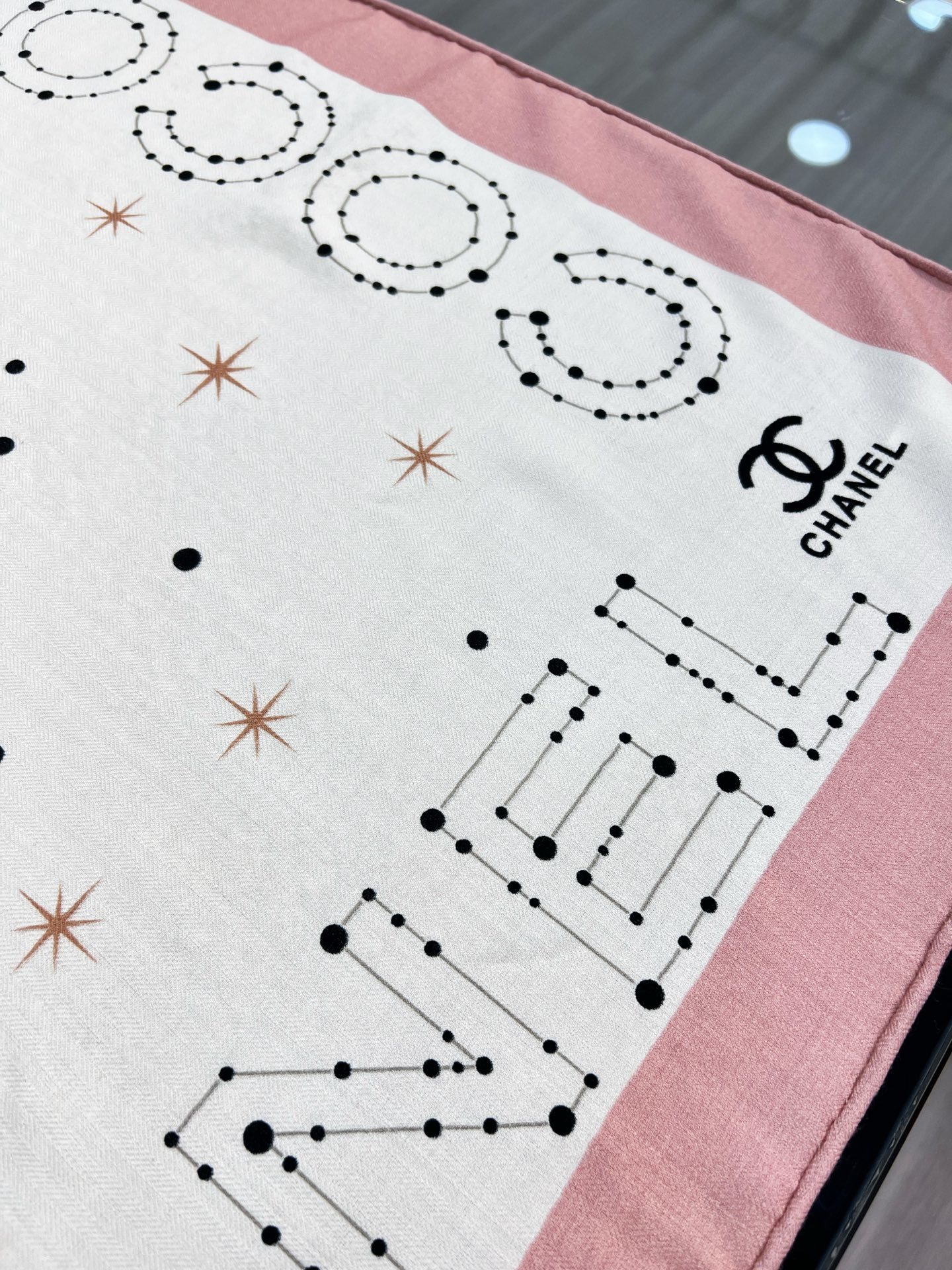 💰Chanel ~25秋冬新品~【十二星座系列】【140双面丝毛披肩】手工卷边丝毛方巾(30%桑蚕丝70