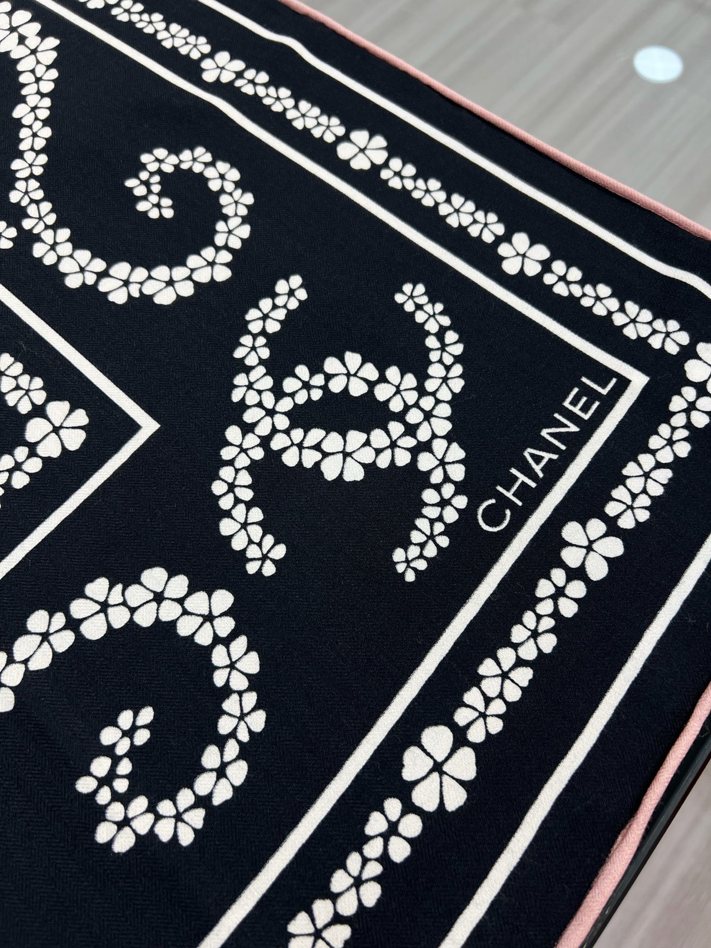 💰Chanel ~25秋冬新品~【幸运草双C组合】【140双面丝毛披肩】手工卷边丝毛方巾(30%桑蚕丝7