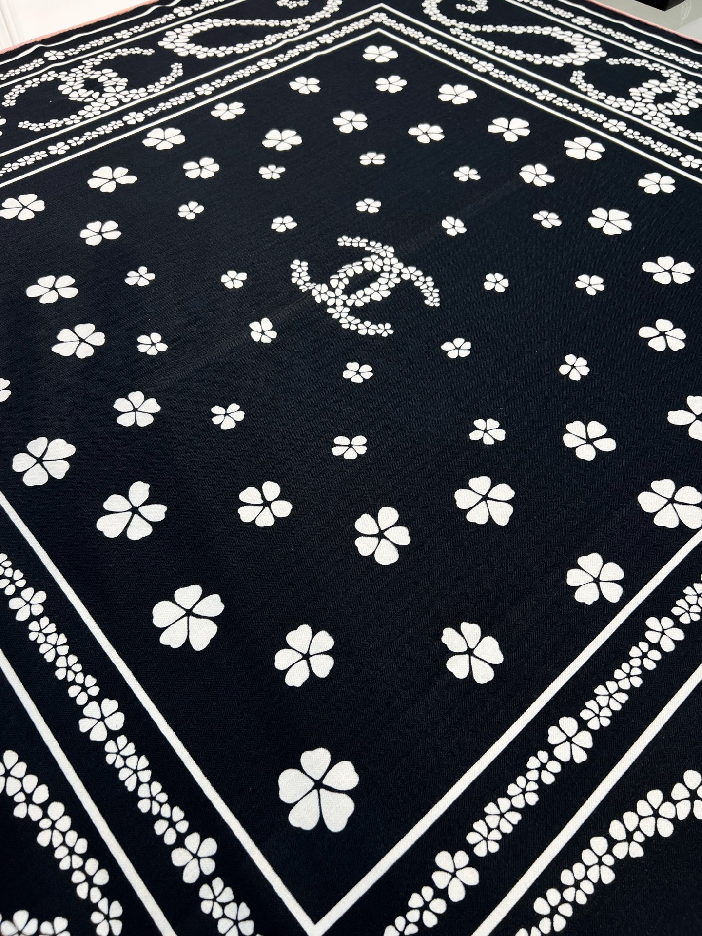 💰Chanel ~25秋冬新品~【幸运草双C组合】【140双面丝毛披肩】手工卷边丝毛方巾(30%桑蚕丝7