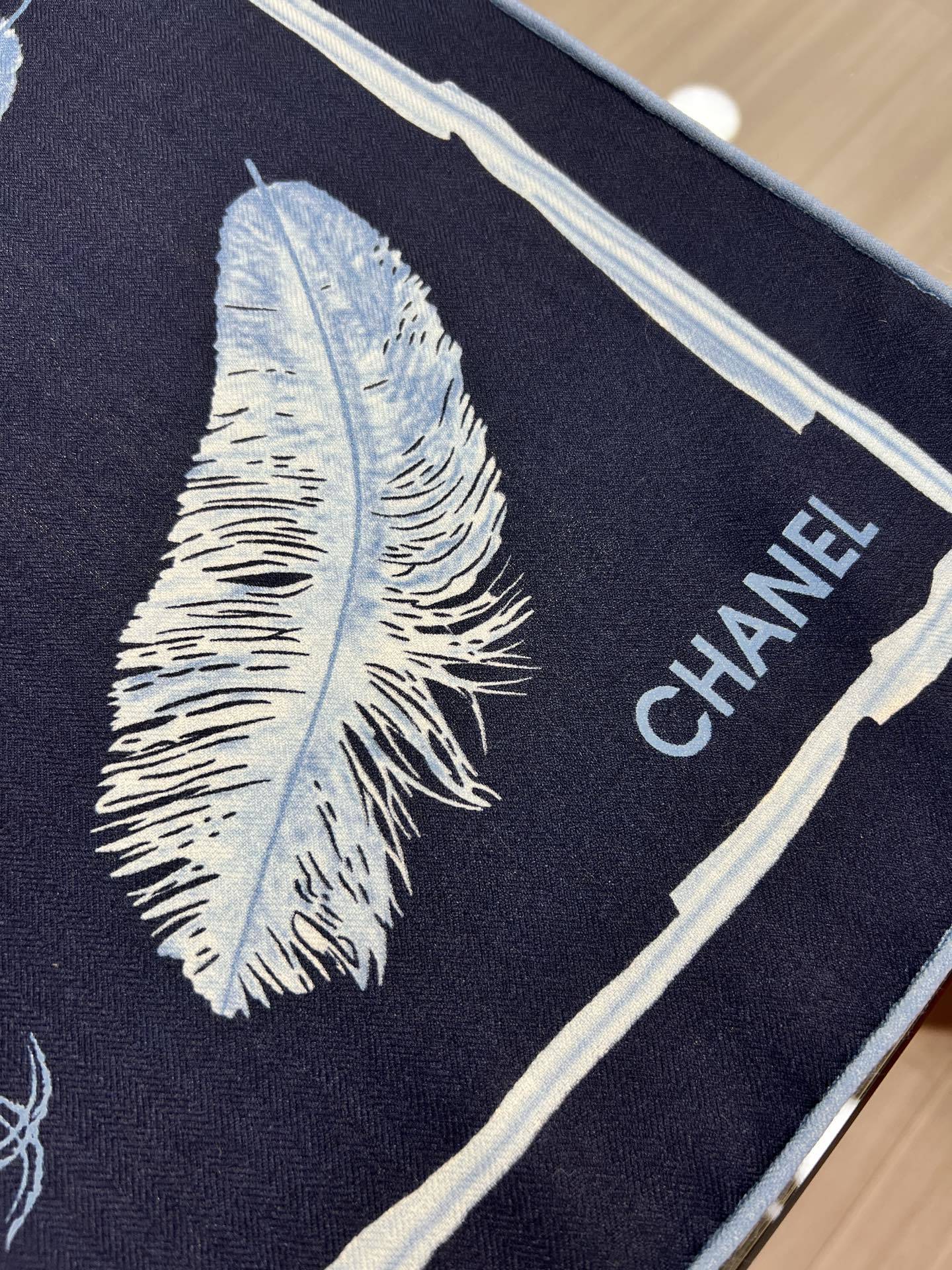 💰Chanel ~25秋冬新品~【贵妇羽毛系列】【140双面丝毛披肩】手工卷边丝毛方巾(30%桑蚕丝70