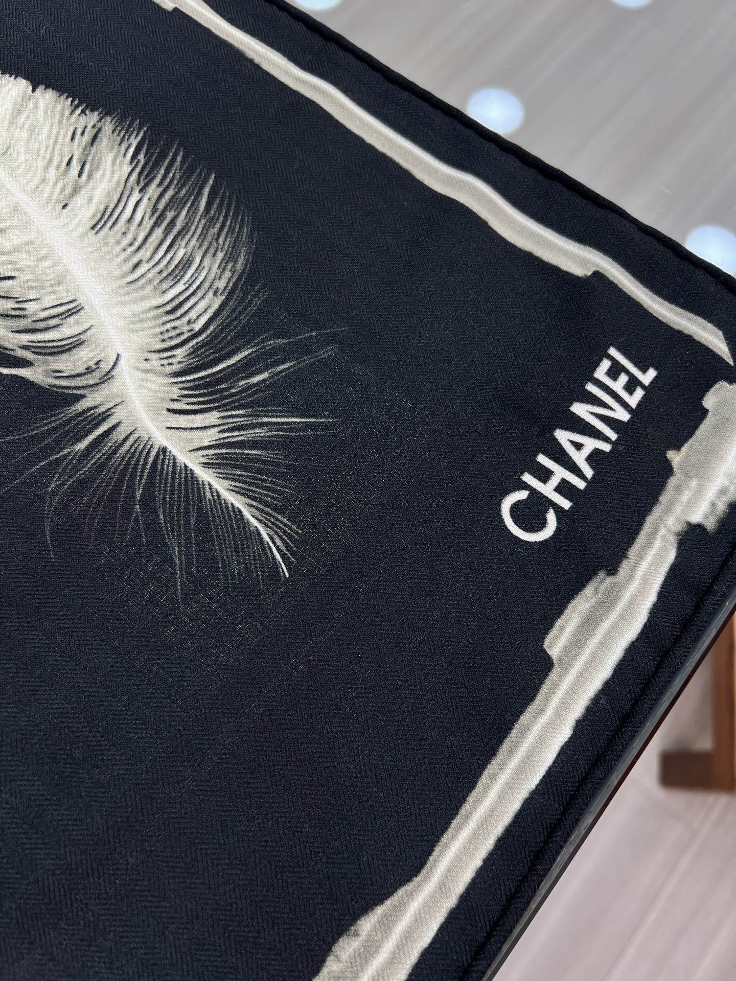💰Chanel ~25秋冬新品~【贵妇羽毛系列】【140双面丝毛披肩】手工卷边丝毛方巾(30%桑蚕丝70