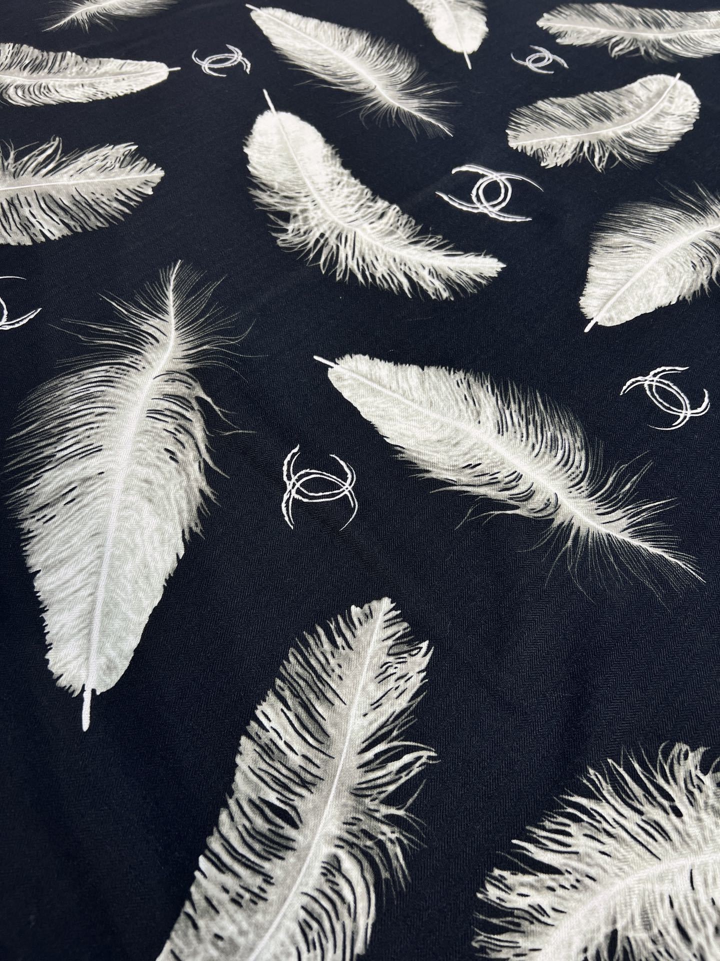 💰Chanel ~25秋冬新品~【贵妇羽毛系列】【140双面丝毛披肩】手工卷边丝毛方巾(30%桑蚕丝70