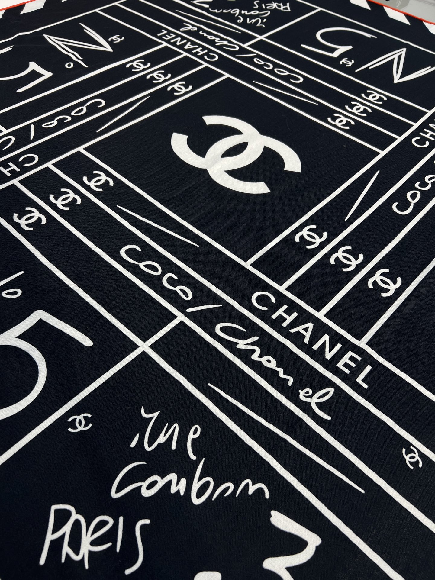 💰Chanel ~25秋冬新品～【双C字母涂鸭】【140双面丝毛披肩】手工卷边丝毛方巾（30%桑蚕丝70