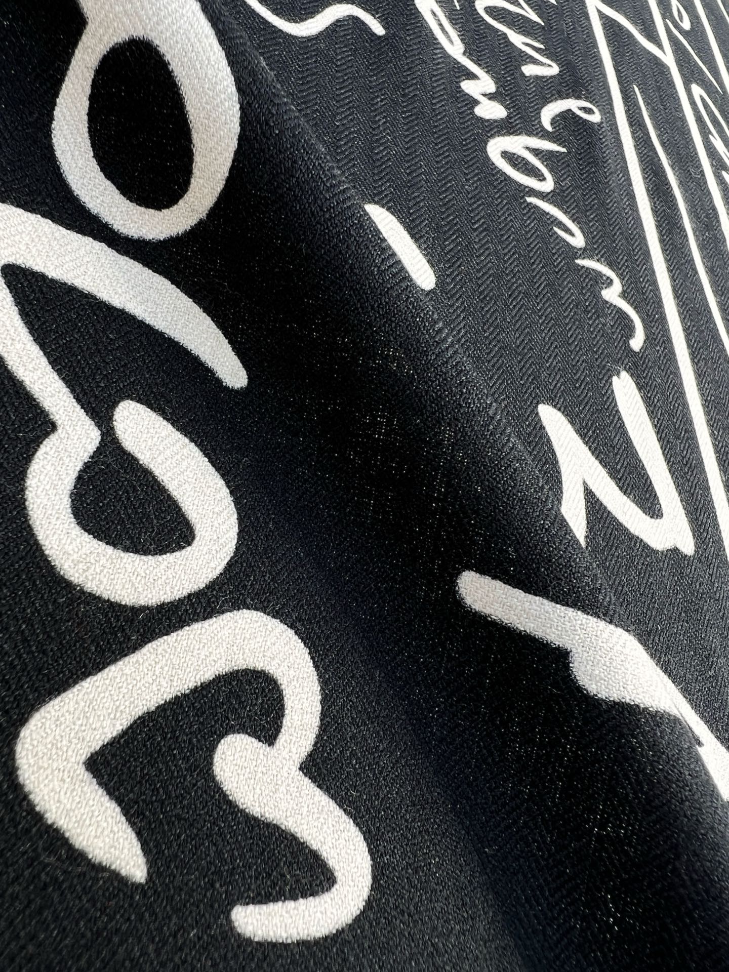 💰Chanel ~25秋冬新品～【双C字母涂鸭】【140双面丝毛披肩】手工卷边丝毛方巾（30%桑蚕丝70