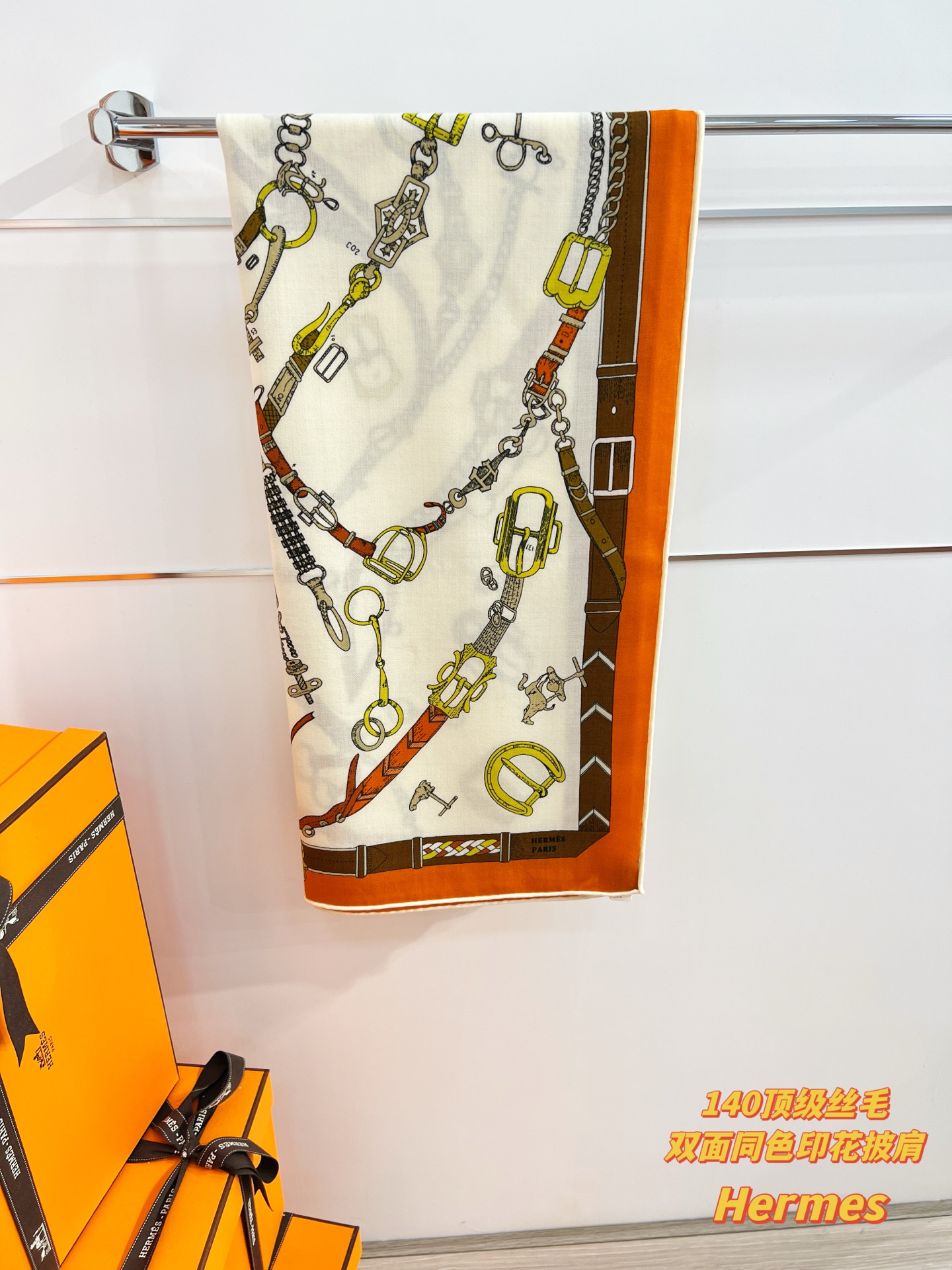 “跃动的马儿”140双面丝毛方巾～Hermes 手工卷边丝毛方巾（30%桑蚕丝70%羊毛）这款爱马仕的经