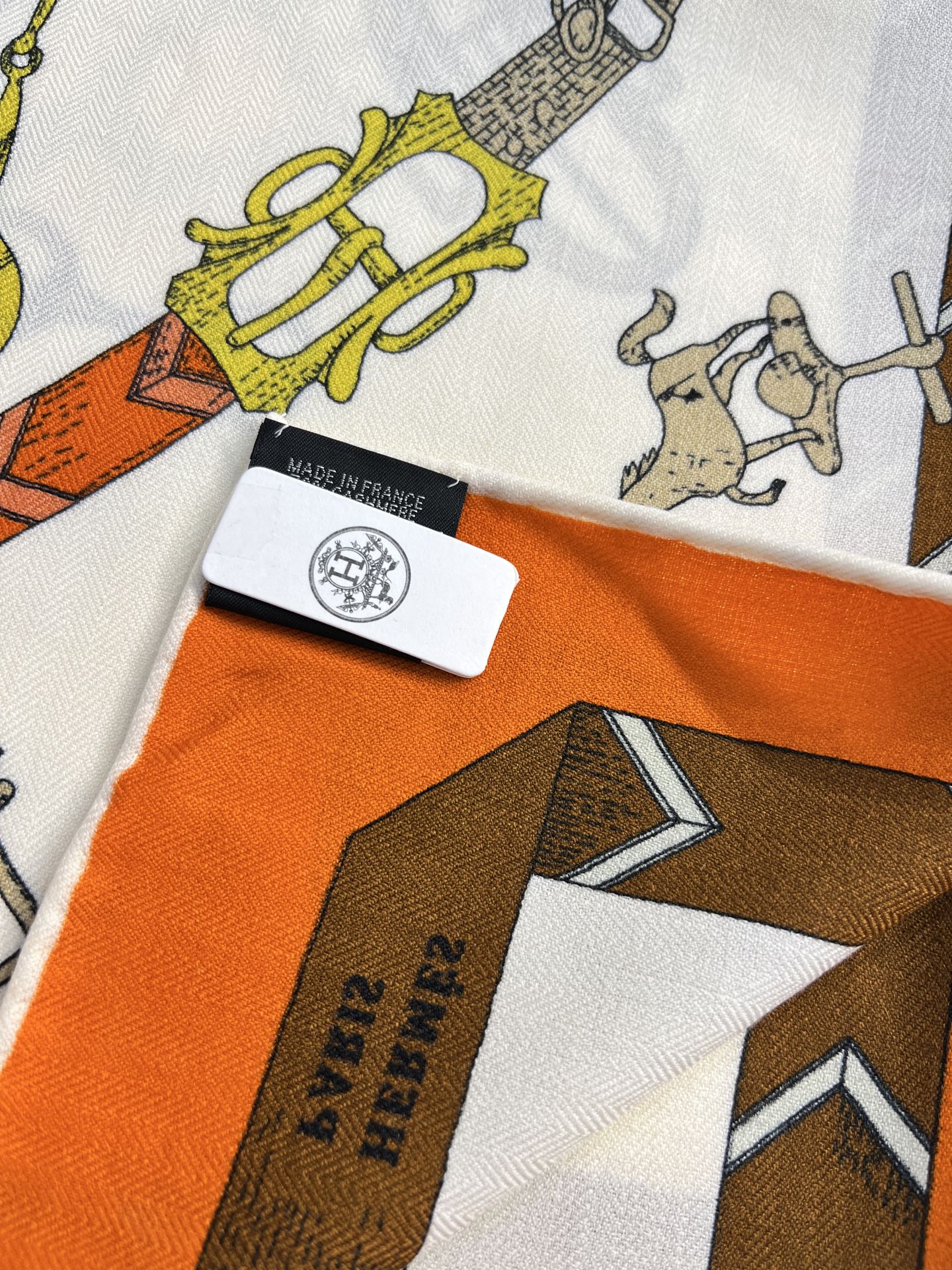 “跃动的马儿”140双面丝毛方巾～Hermes 手工卷边丝毛方巾（30%桑蚕丝70%羊毛）这款爱马仕的经