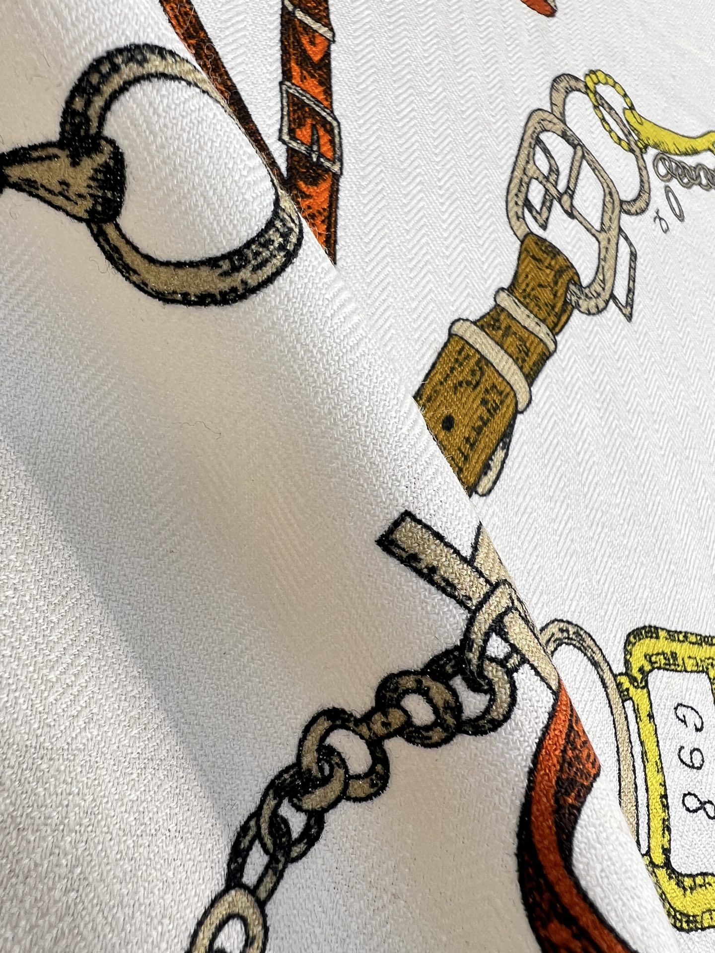 “跃动的马儿”140双面丝毛方巾～Hermes 手工卷边丝毛方巾（30%桑蚕丝70%羊毛）这款爱马仕的经