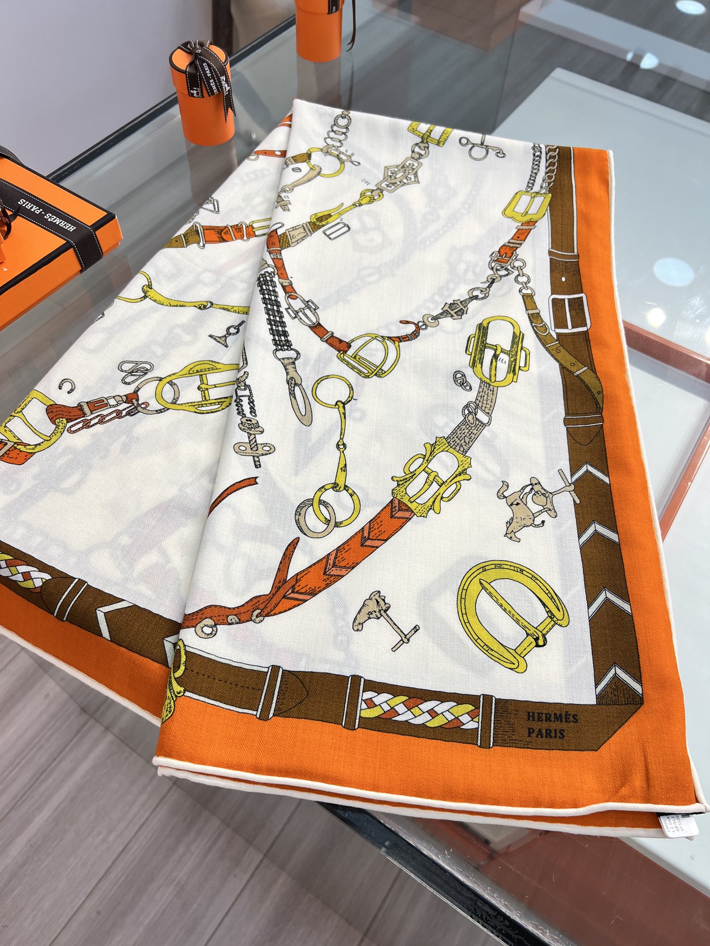 “跃动的马儿”140双面丝毛方巾～Hermes 手工卷边丝毛方巾（30%桑蚕丝70%羊毛）这款爱马仕的经