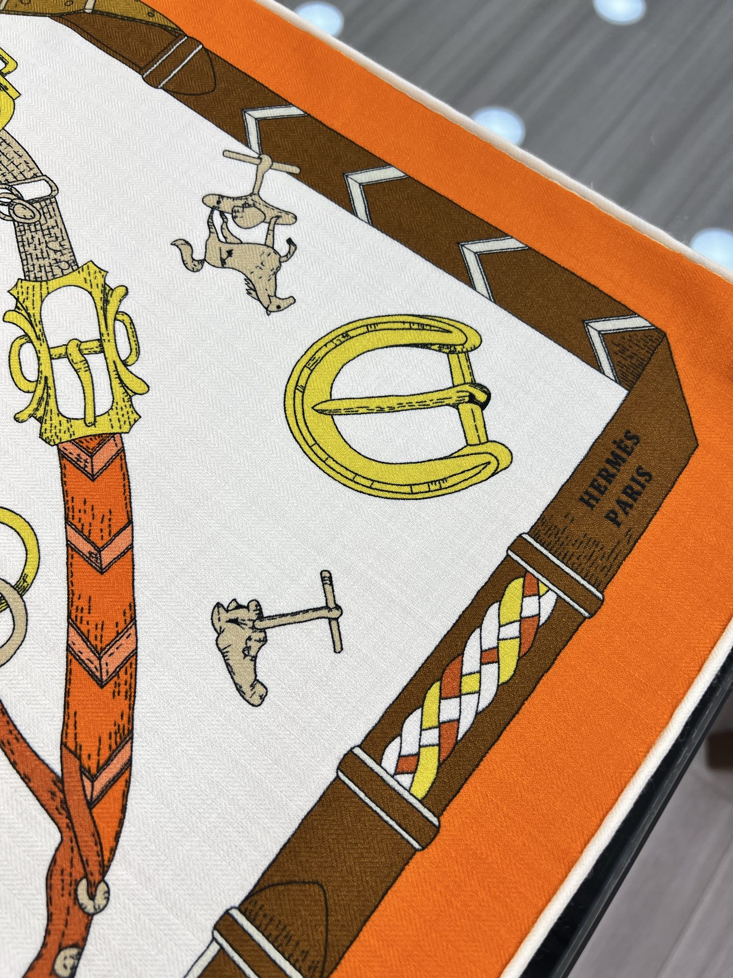 “跃动的马儿”140双面丝毛方巾～Hermes 手工卷边丝毛方巾（30%桑蚕丝70%羊毛）这款爱马仕的经