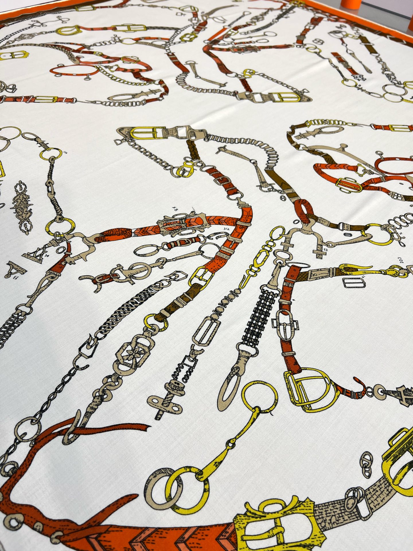 “跃动的马儿”140双面丝毛方巾～Hermes 手工卷边丝毛方巾（30%桑蚕丝70%羊毛）这款爱马仕的经