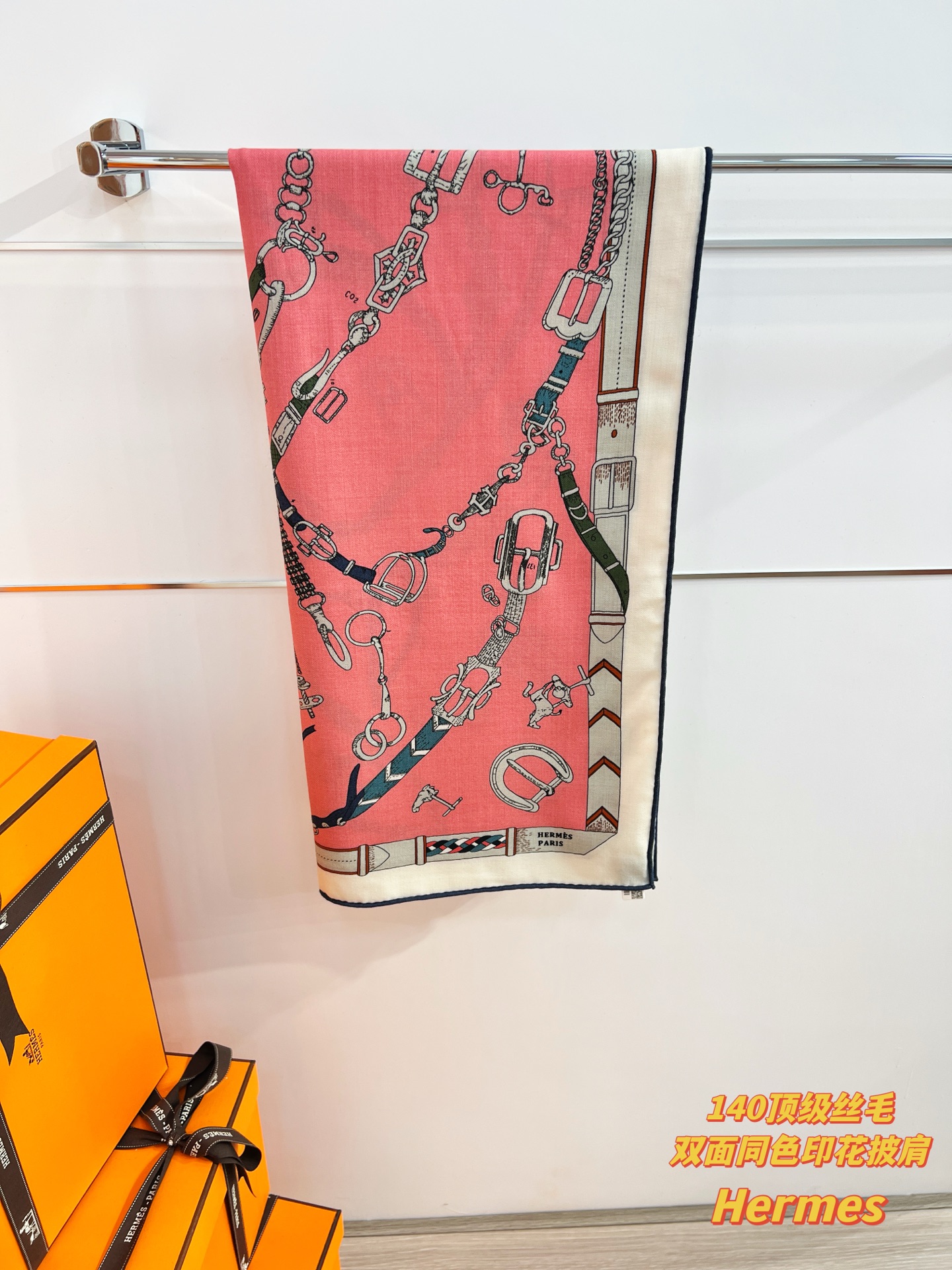 “跃动的马儿”140双面丝毛方巾～Hermes 手工卷边丝毛方巾（30%桑蚕丝70%羊毛）这款爱马仕的经