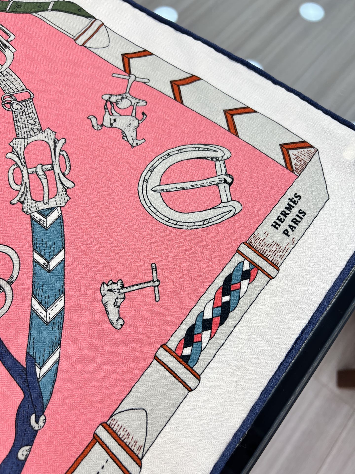 “跃动的马儿”140双面丝毛方巾～Hermes 手工卷边丝毛方巾（30%桑蚕丝70%羊毛）这款爱马仕的经