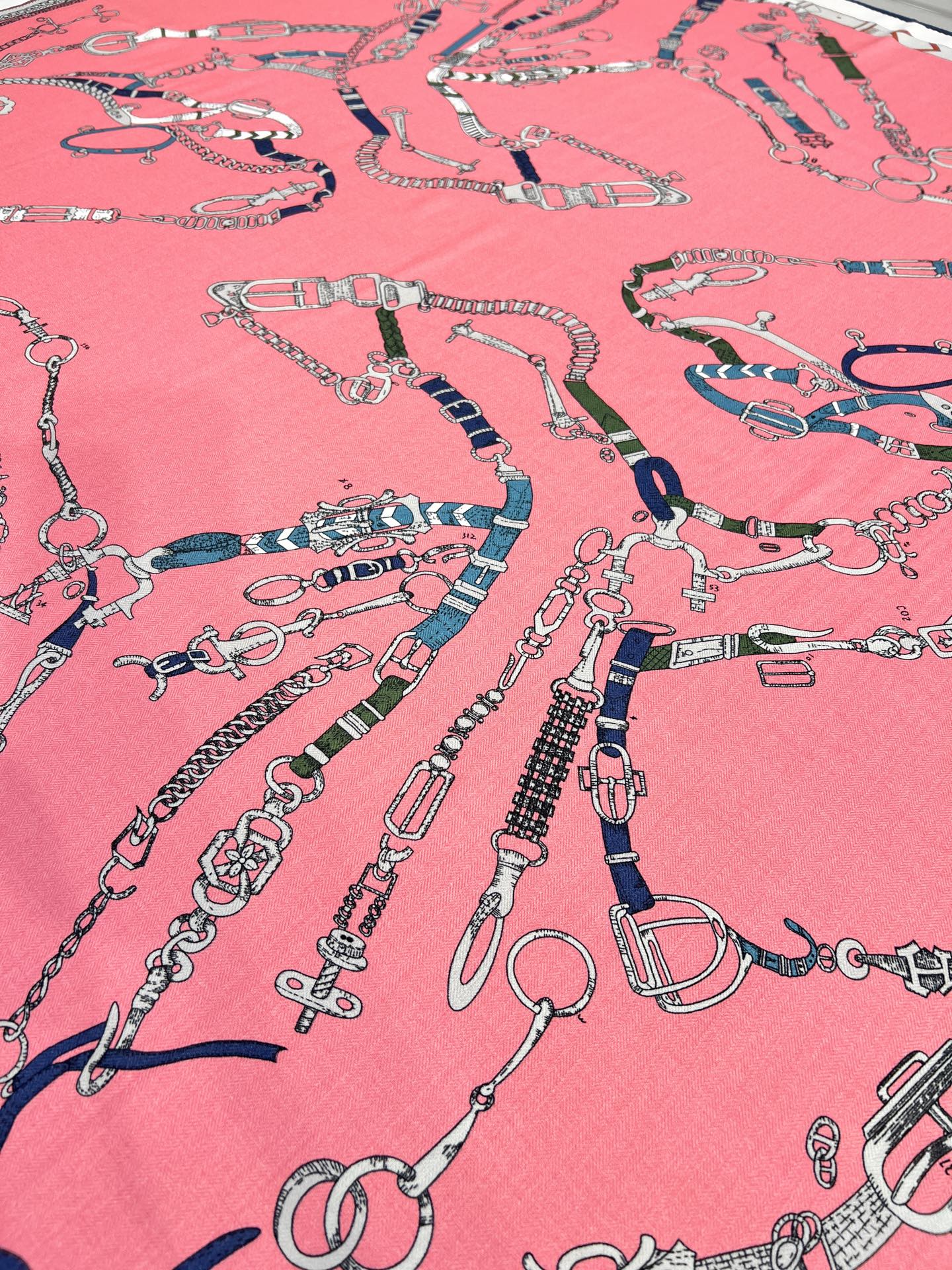 “跃动的马儿”140双面丝毛方巾～Hermes 手工卷边丝毛方巾（30%桑蚕丝70%羊毛）这款爱马仕的经