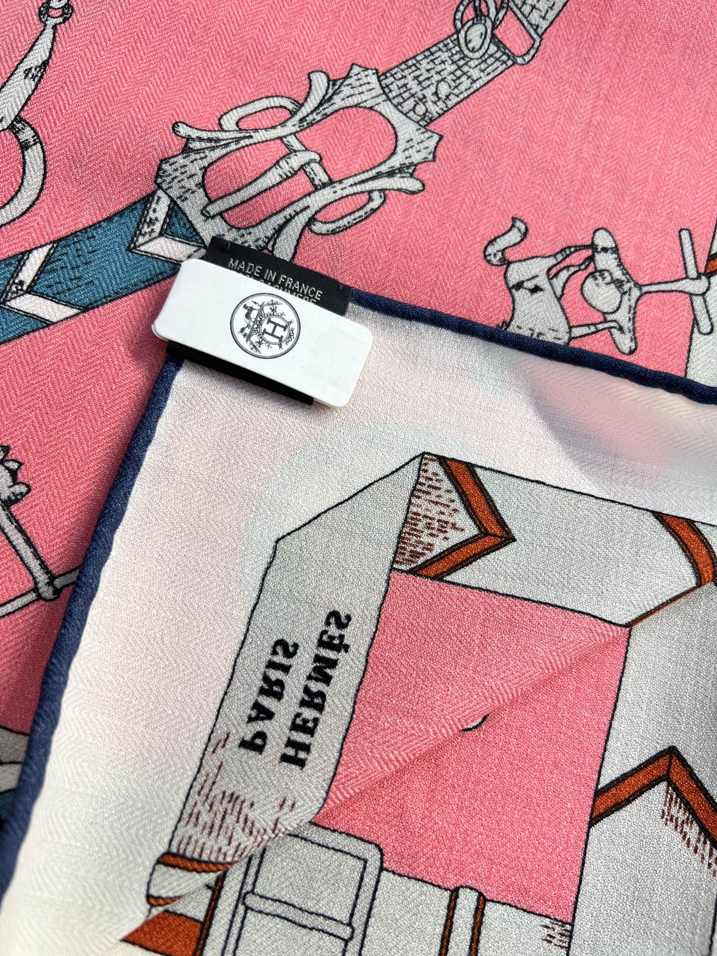 “跃动的马儿”140双面丝毛方巾～Hermes 手工卷边丝毛方巾（30%桑蚕丝70%羊毛）这款爱马仕的经